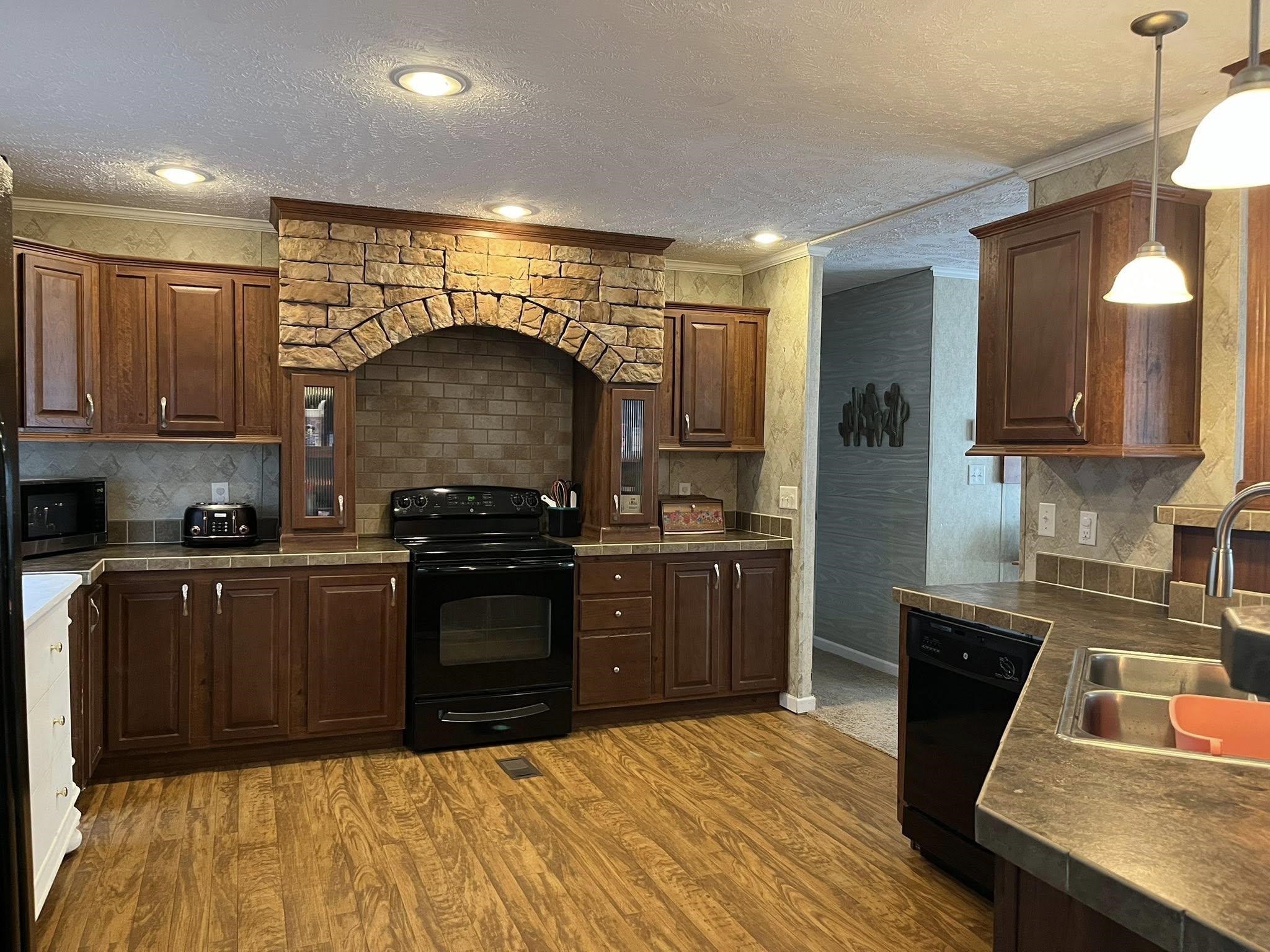 10407 County Line Rd. Property Photo 5
