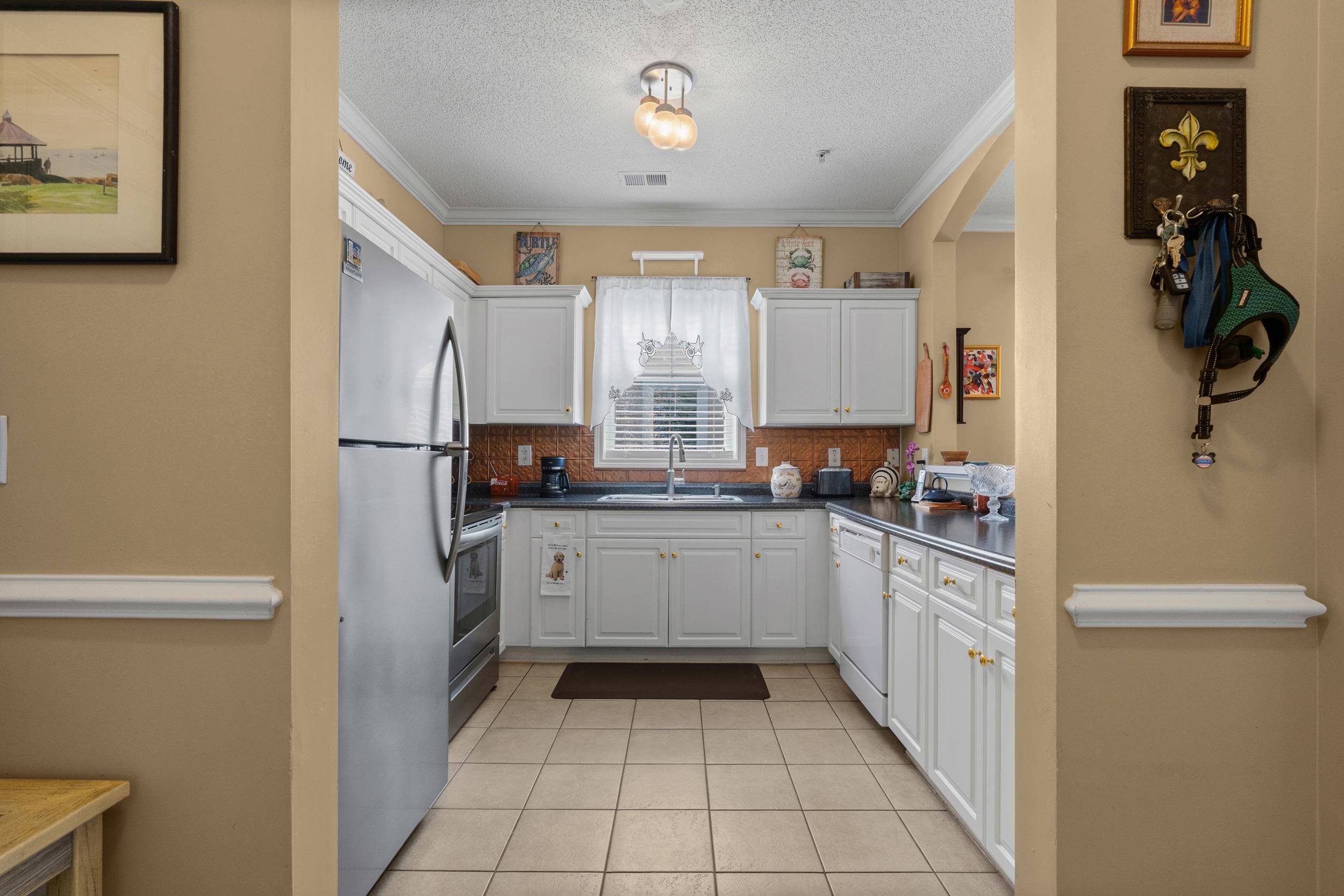 600 Heathrow Dr. Property Photo 12