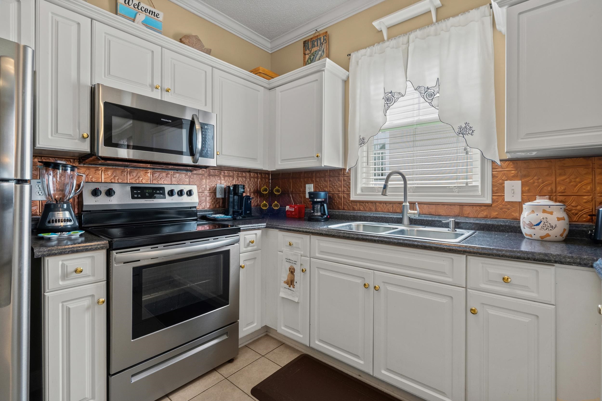 600 Heathrow Dr. Property Photo 14