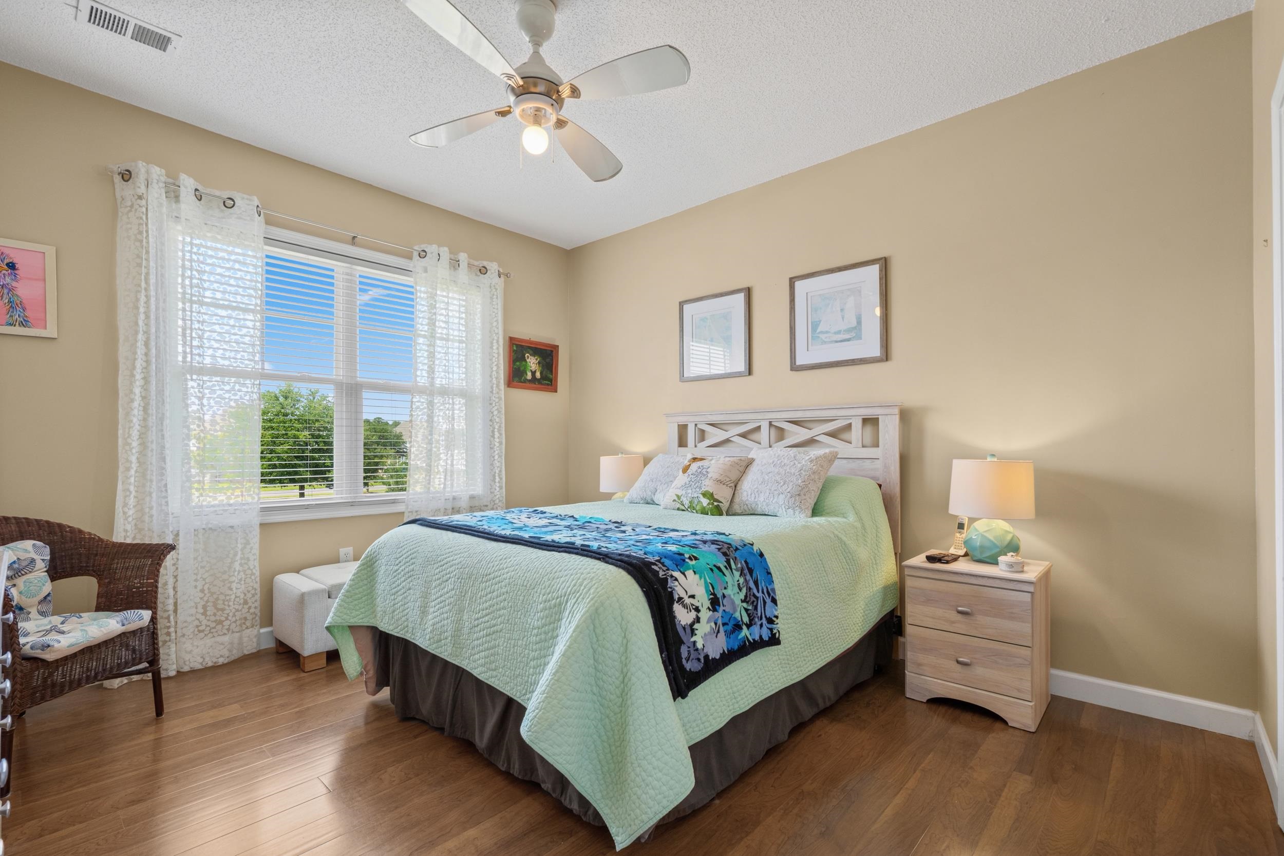 600 Heathrow Dr. Property Photo 17