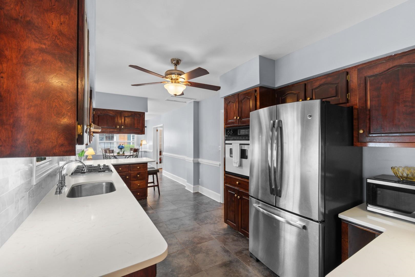5632 Main St. Property Photo 4