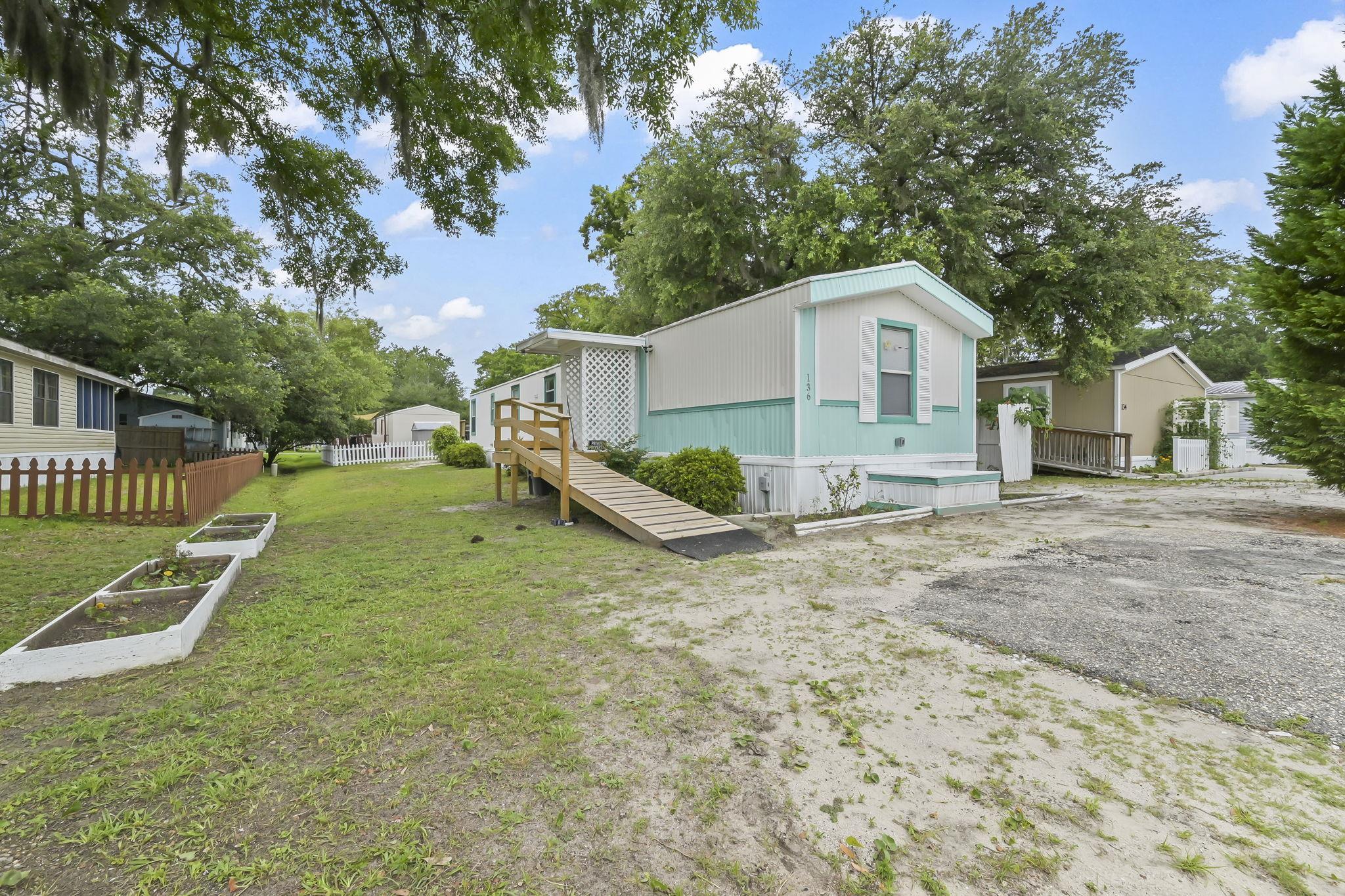 136 Crooked Island Circle Property Photo 1