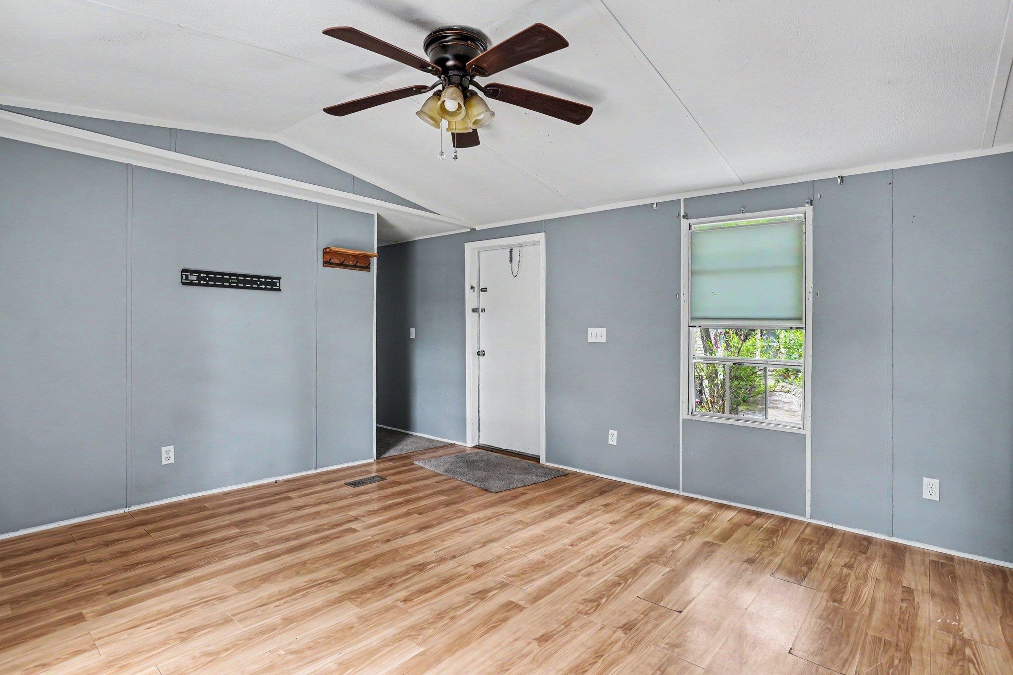 1017 Franks Ln. Property Photo 4