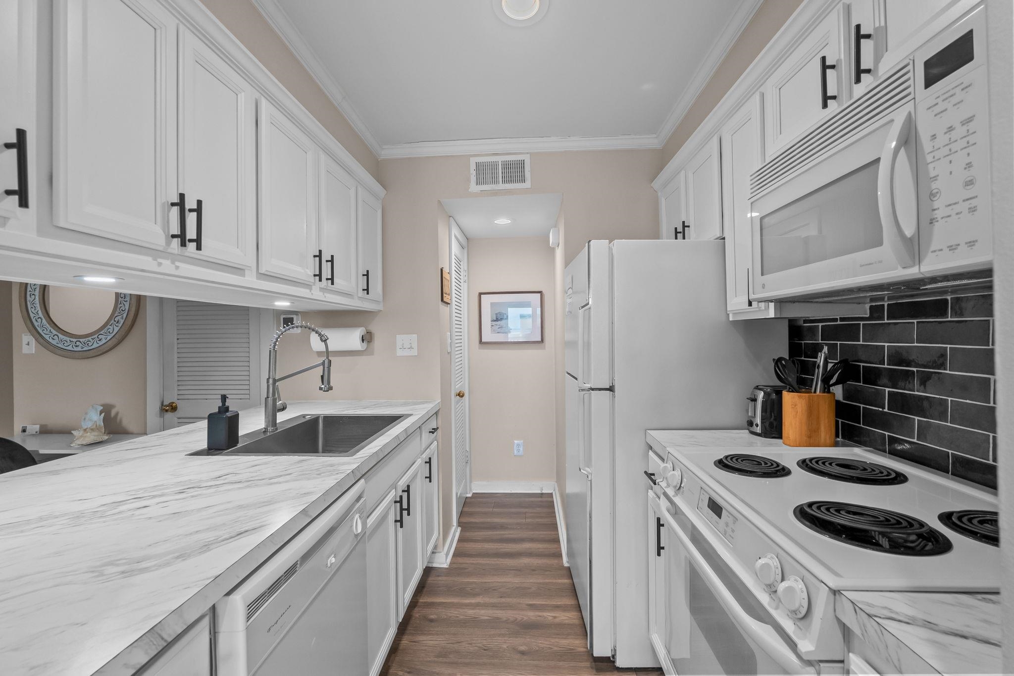 9661 Shore Dr. Property Photo 10