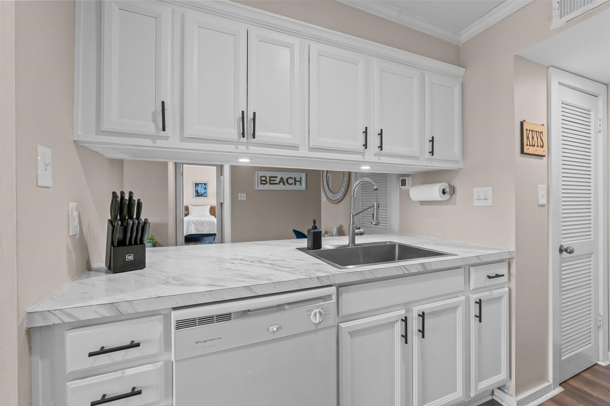 9661 Shore Dr. Property Photo 11