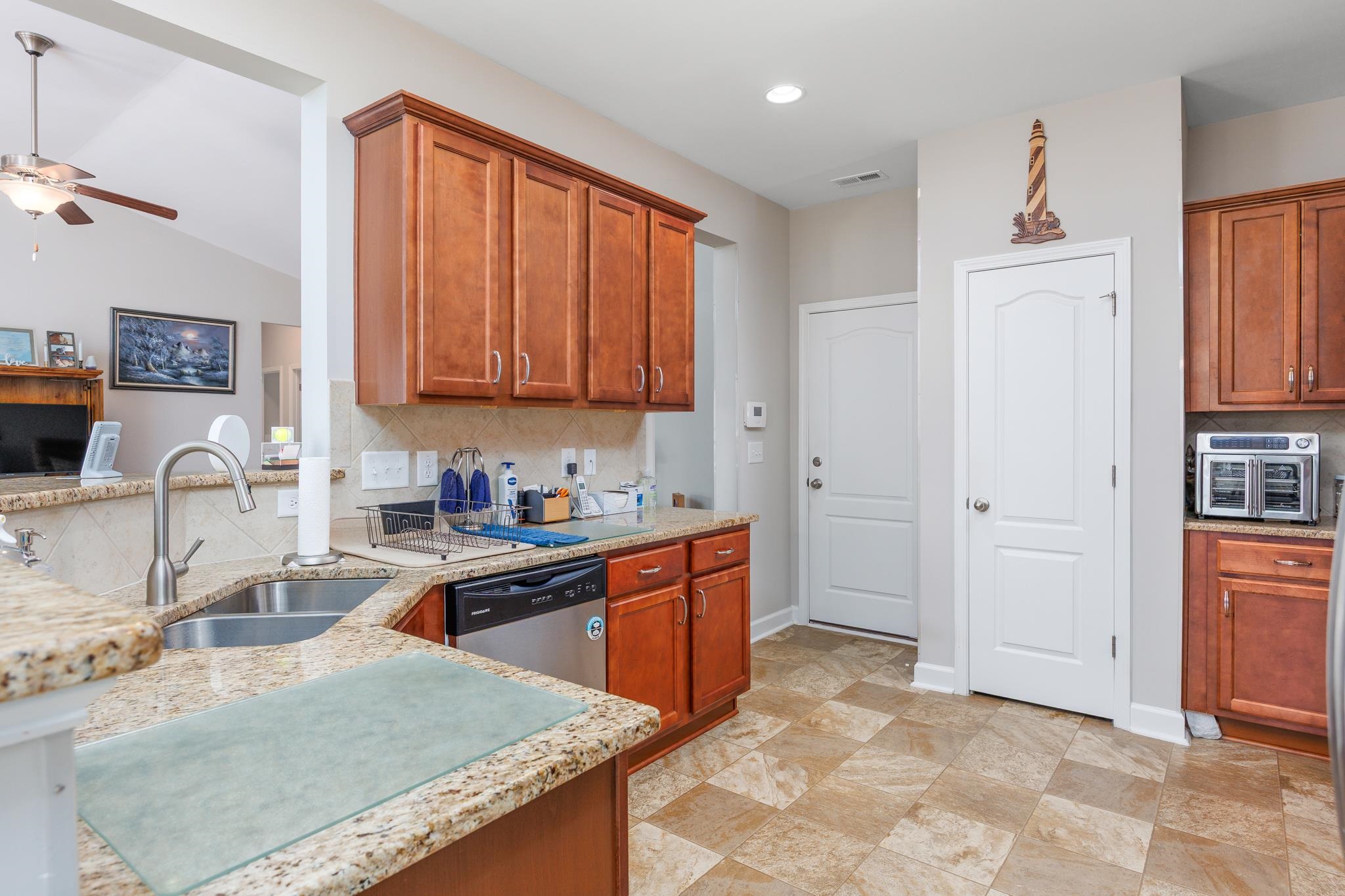 840 Derbyshire Ct. Property Photo 12