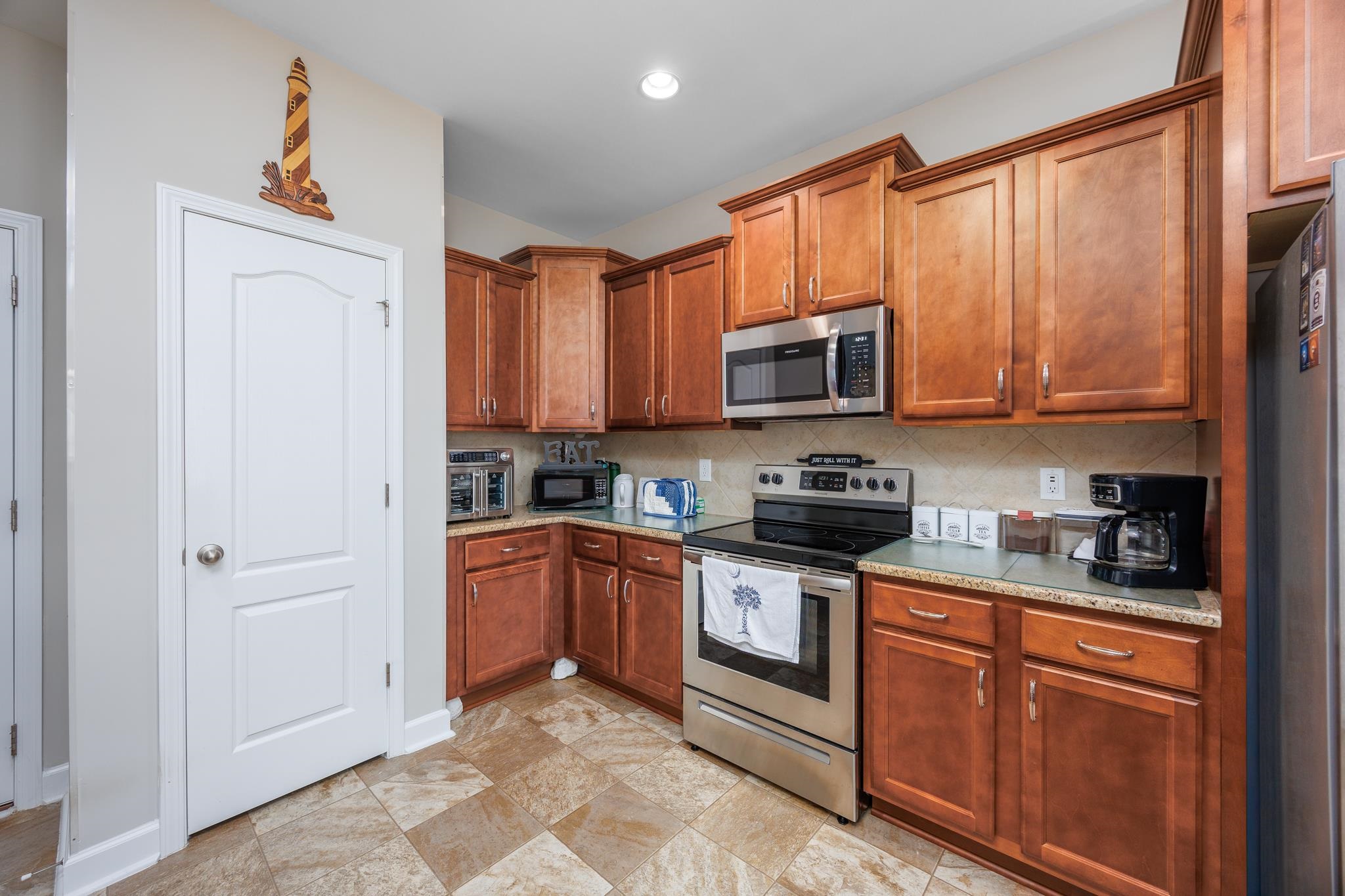 840 Derbyshire Ct. Property Photo 15