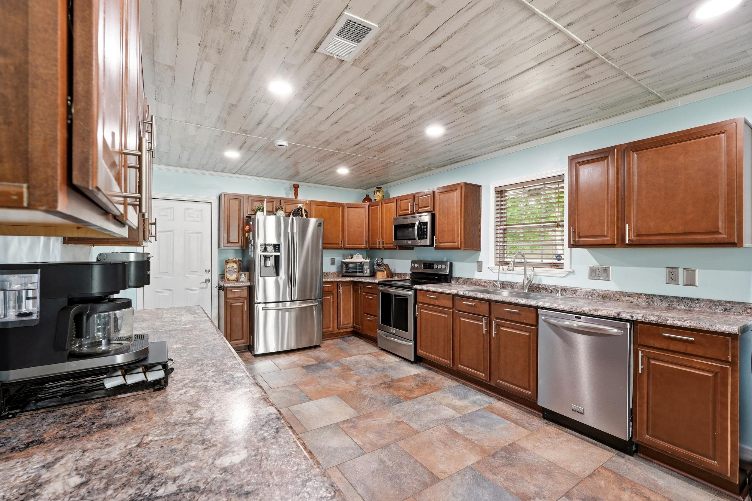 105 Saint Andrews Ct. Property Photo 11