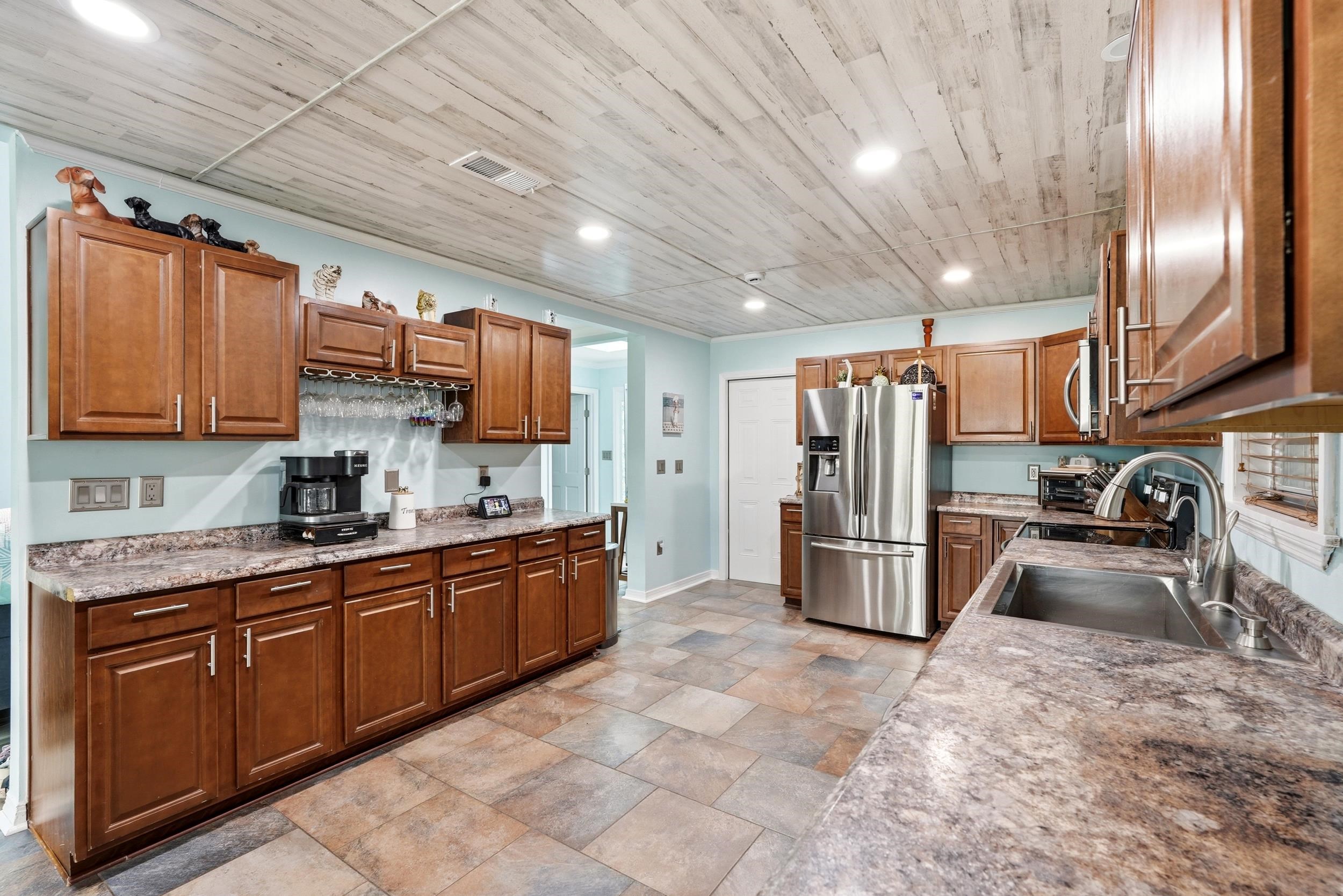 105 Saint Andrews Ct. Property Photo 12