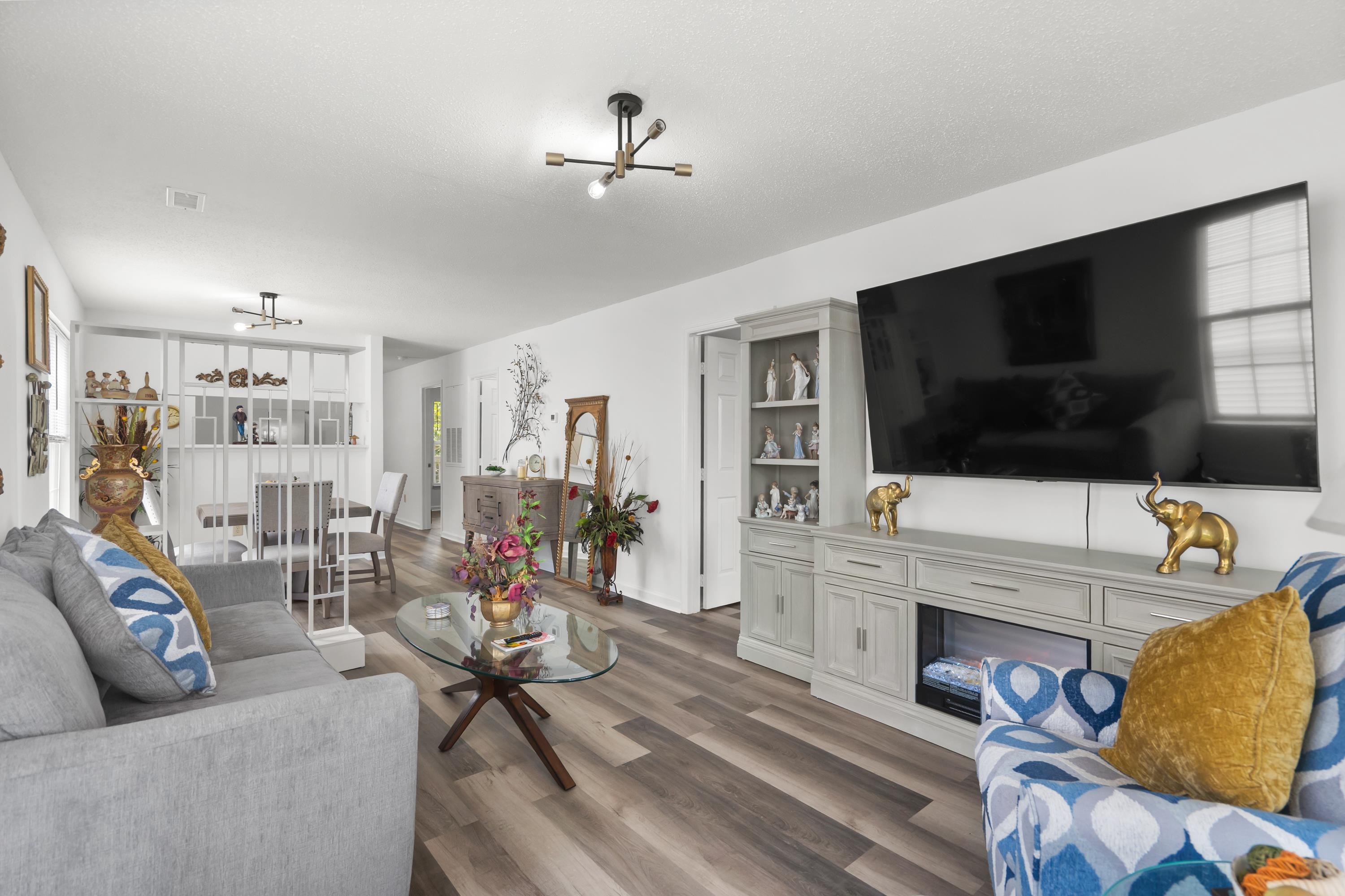 4251 Villas Dr. Property Photo 8