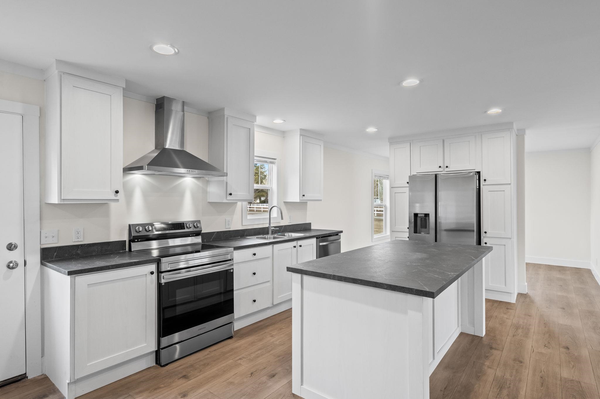 2409 Satellite Circle Property Photo 4