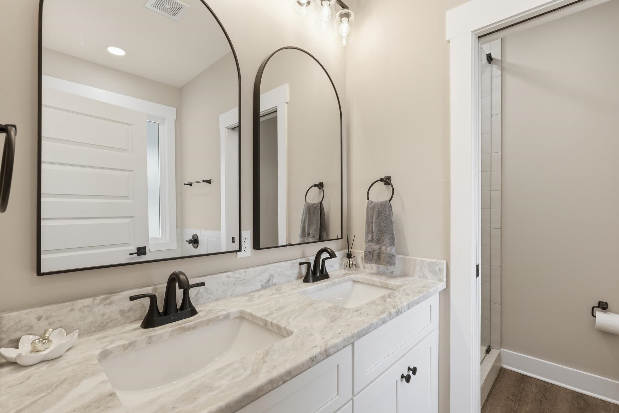 2487 Long Ave. Property Photo 10