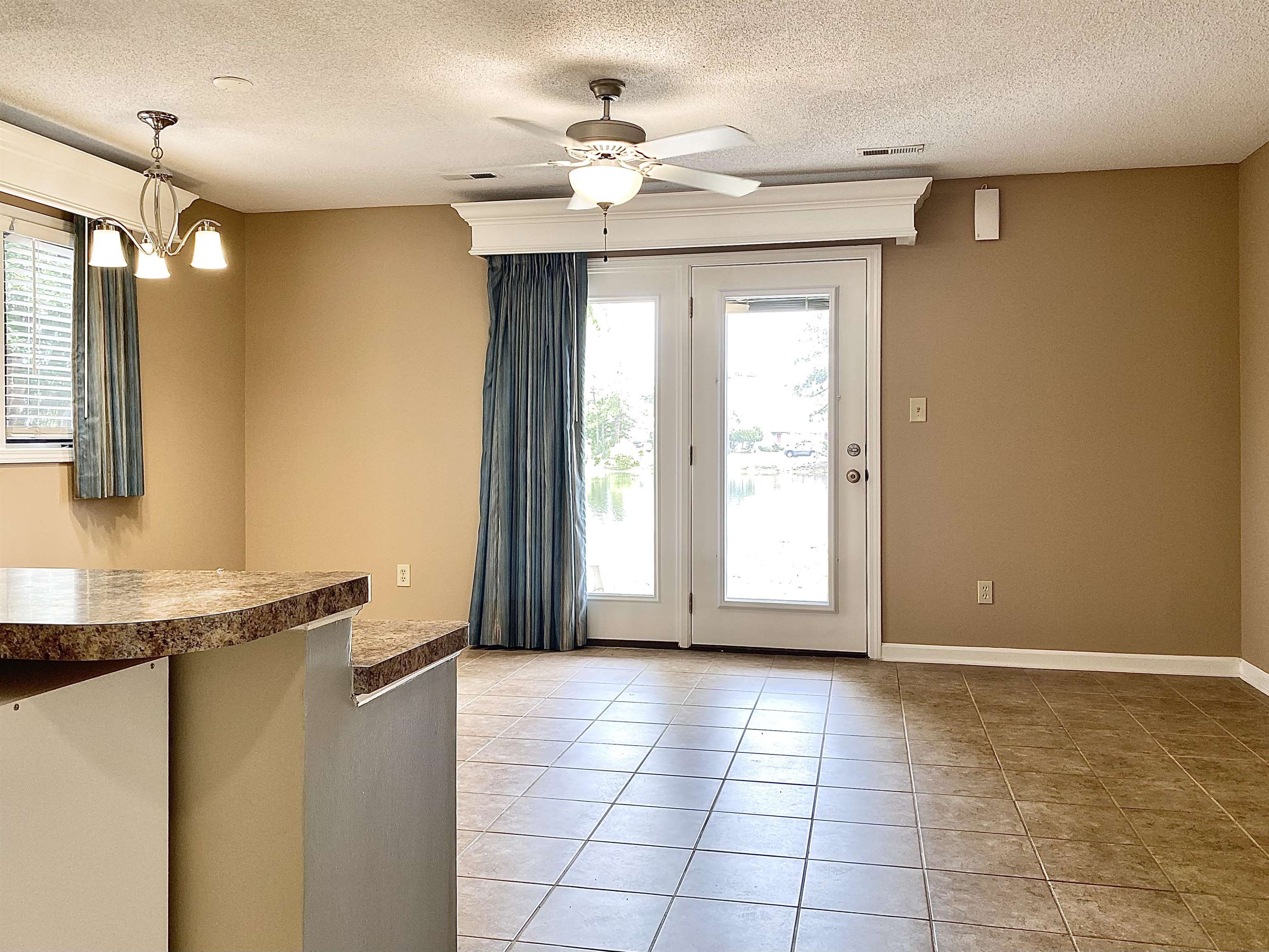 206 Double Eagle Dr. Property Photo 5