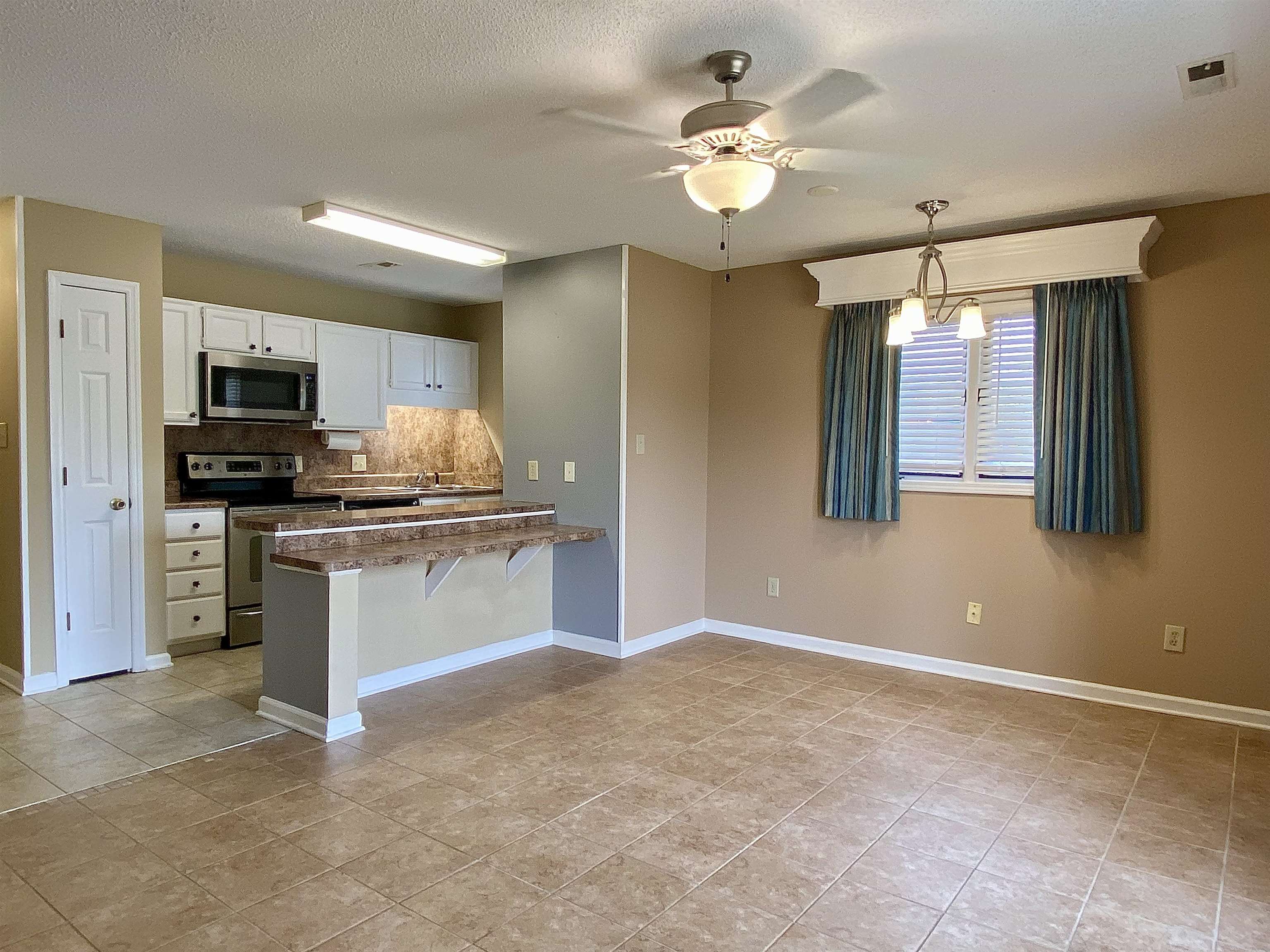 206 Double Eagle Dr. Property Photo 6