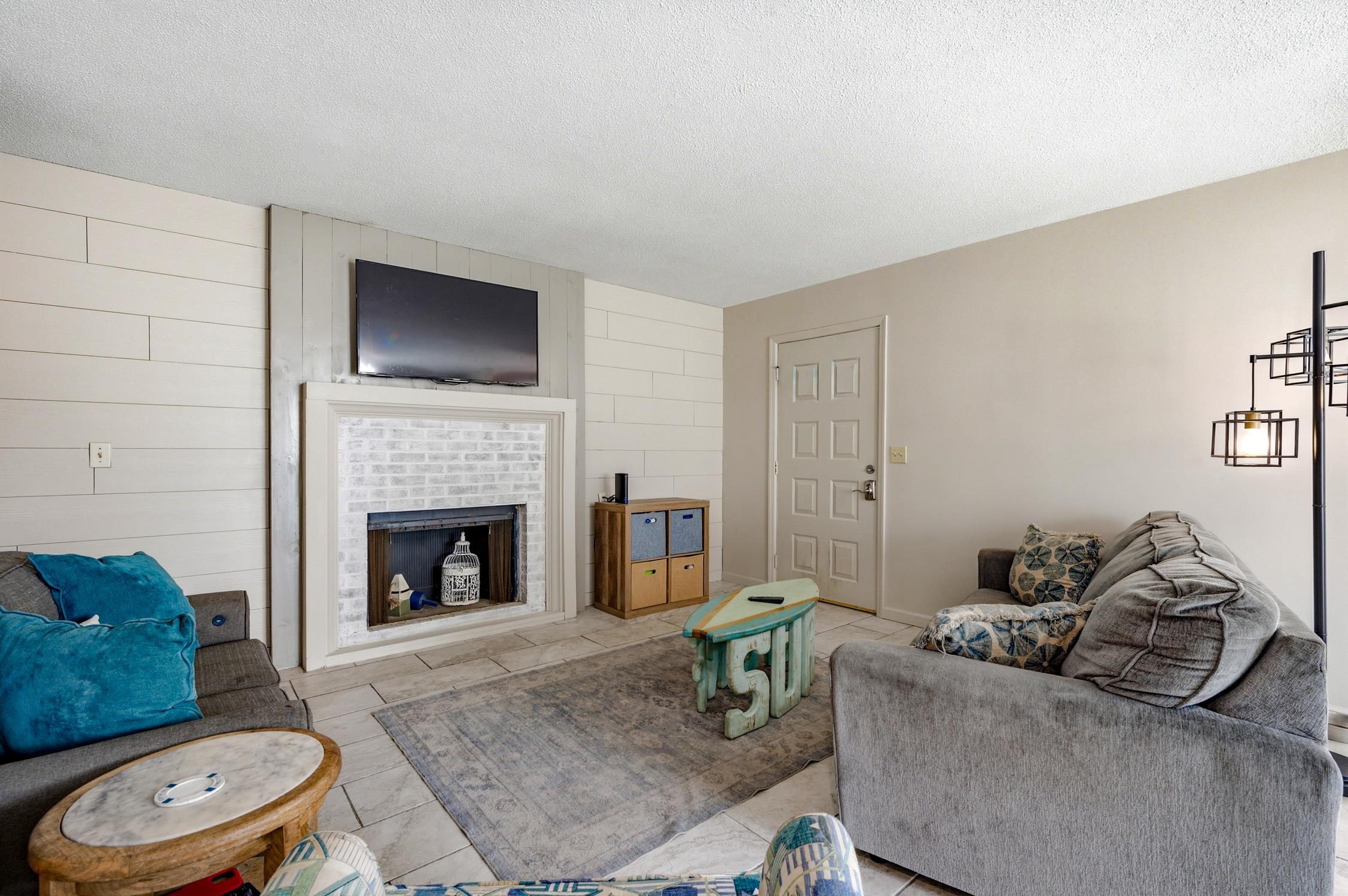 1609-c Edge Dr. Property Photo 4