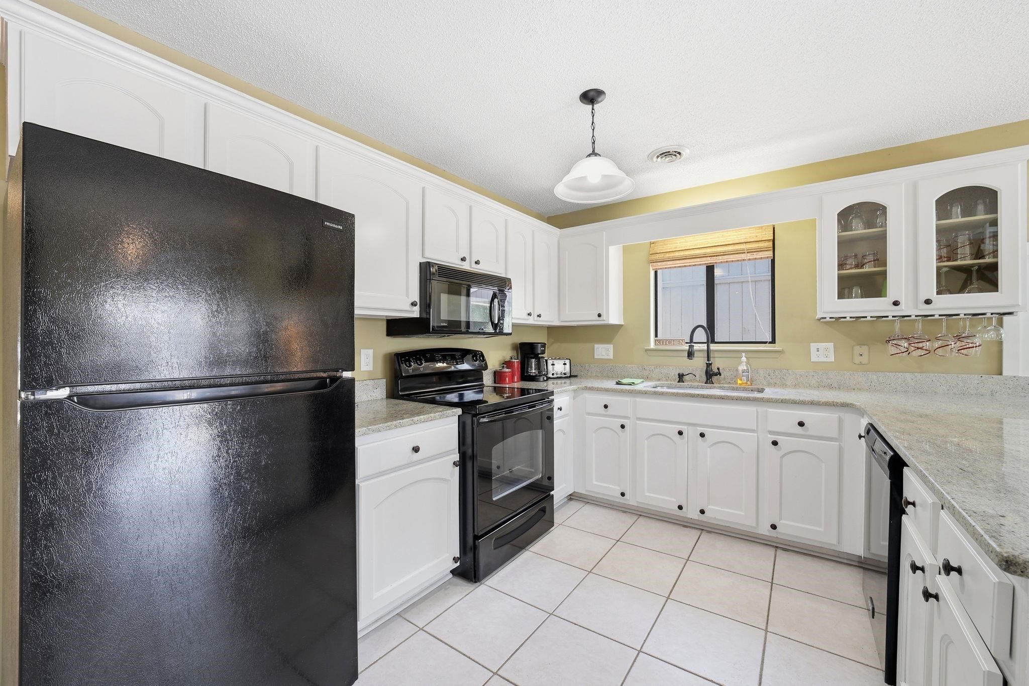 1890 Auburn Ln. Property Photo 6