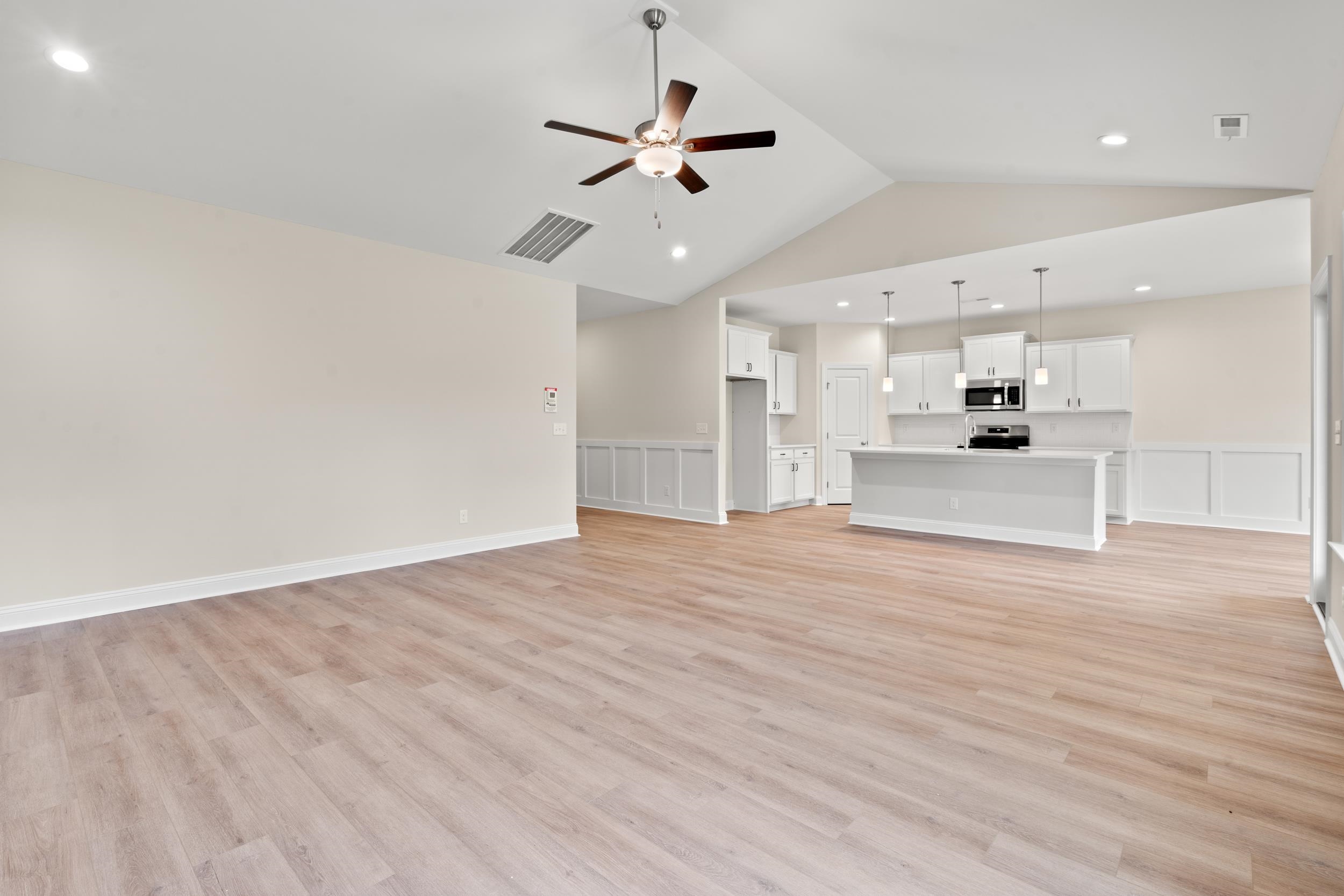 1421 Loop Circle Property Photo 2