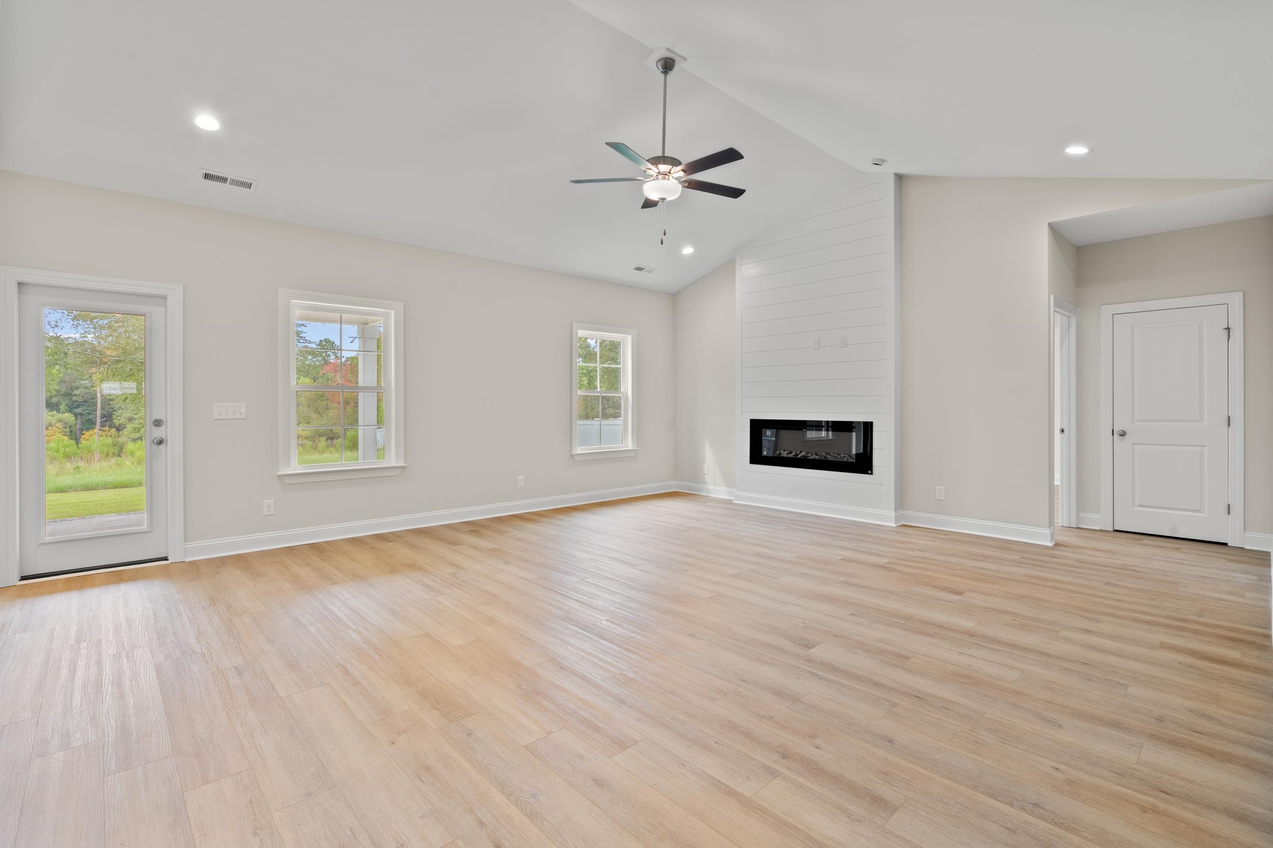 1421 Loop Circle Property Photo 3