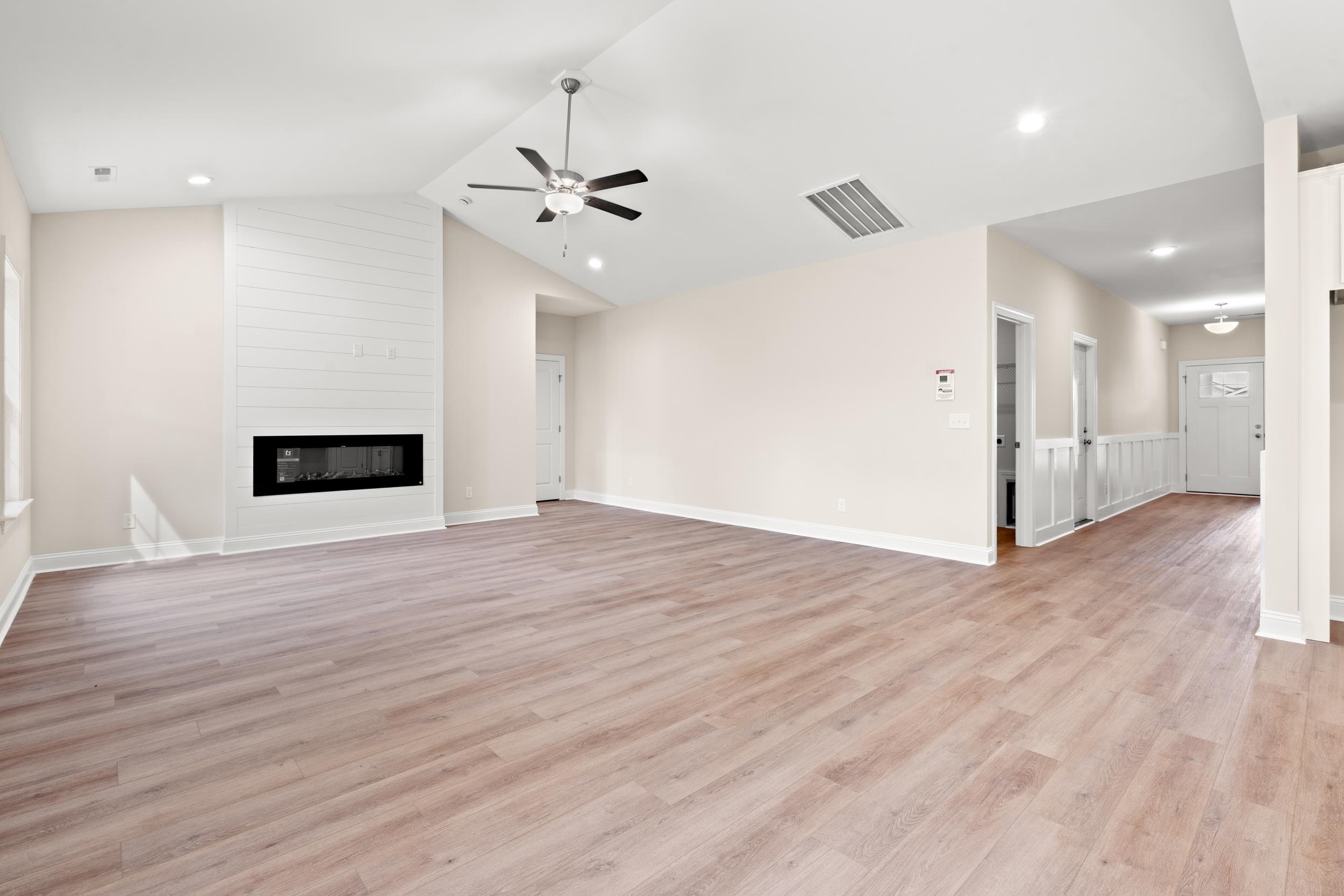 1421 Loop Circle Property Photo 4