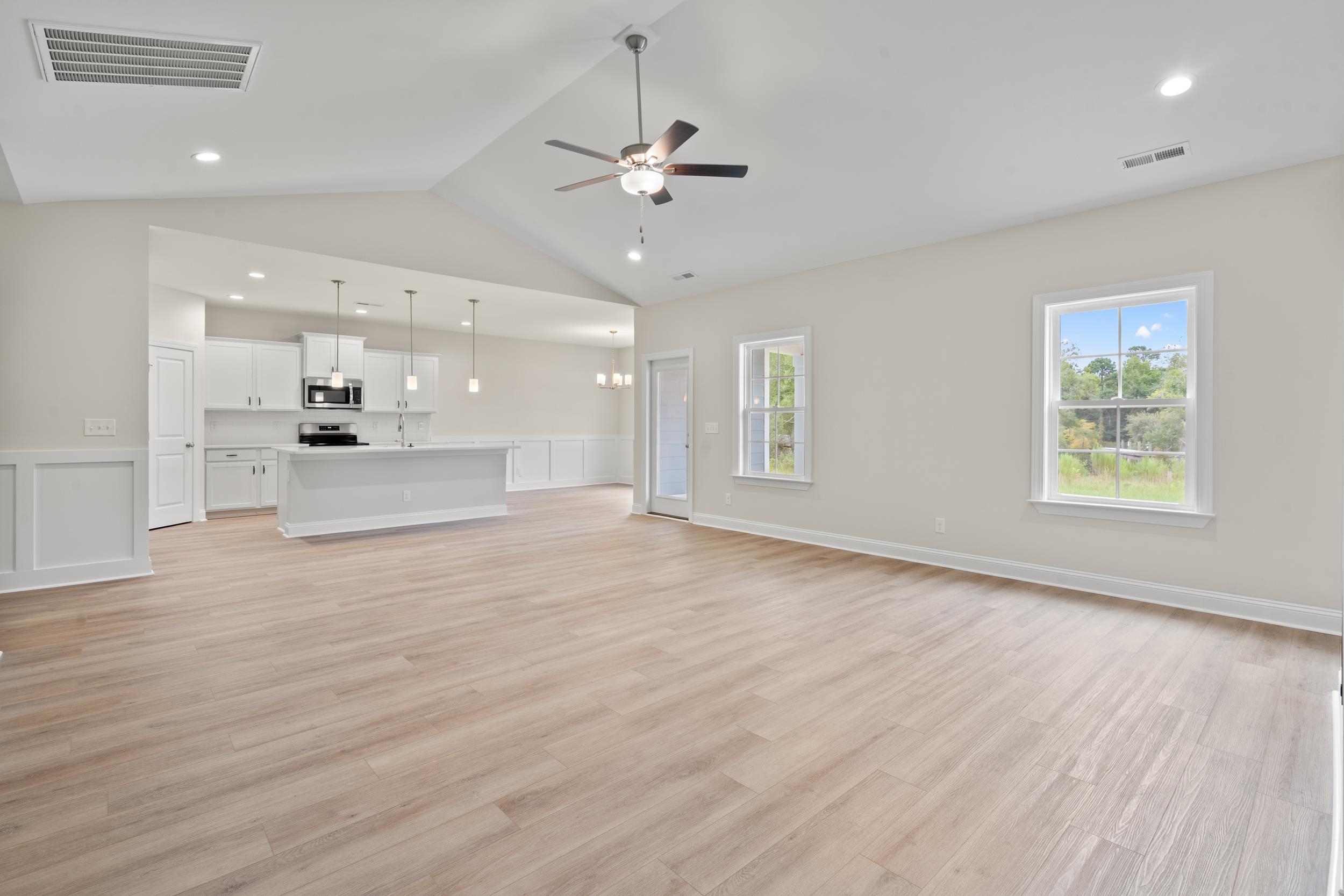 1421 Loop Circle Property Photo 5