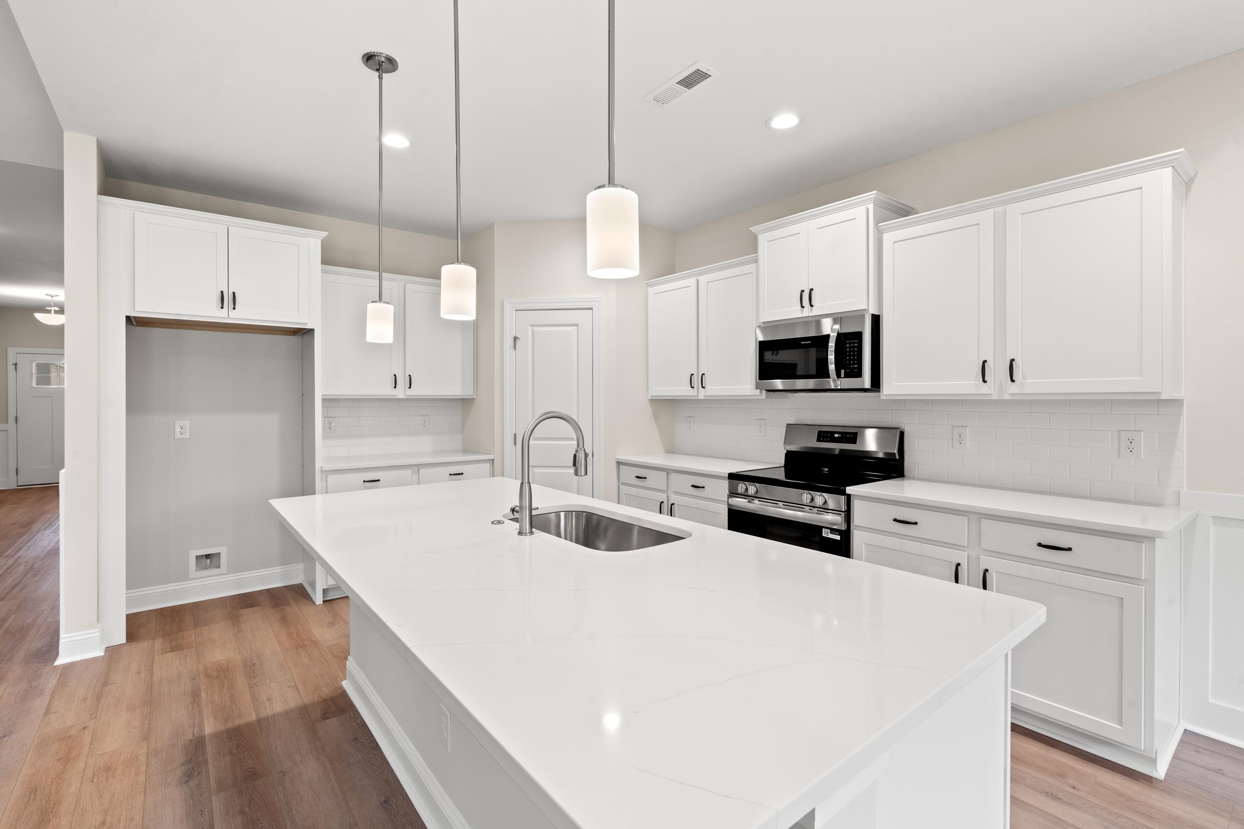 1421 Loop Circle Property Photo 6
