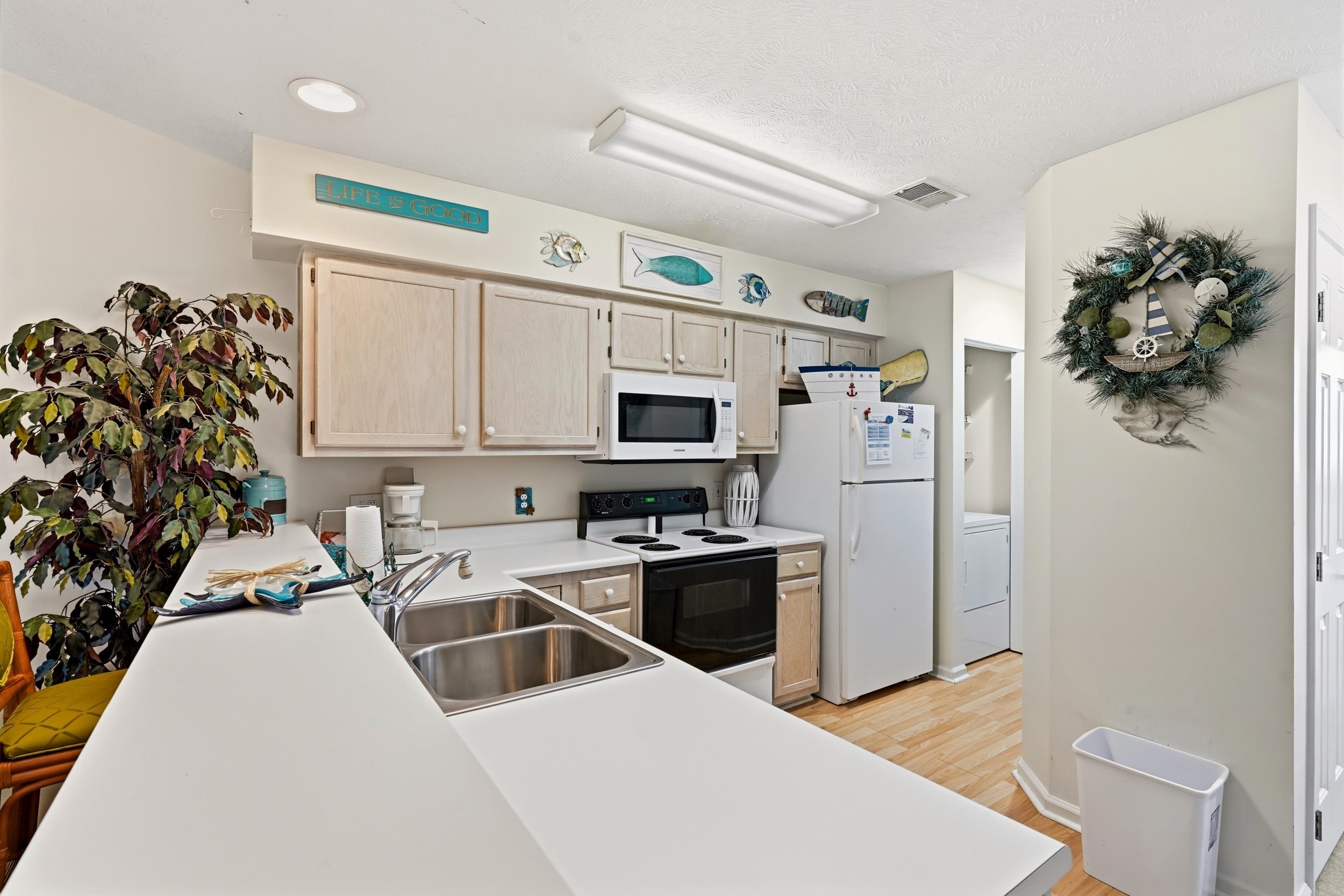 684 Tupelo Ln. Property Photo 4