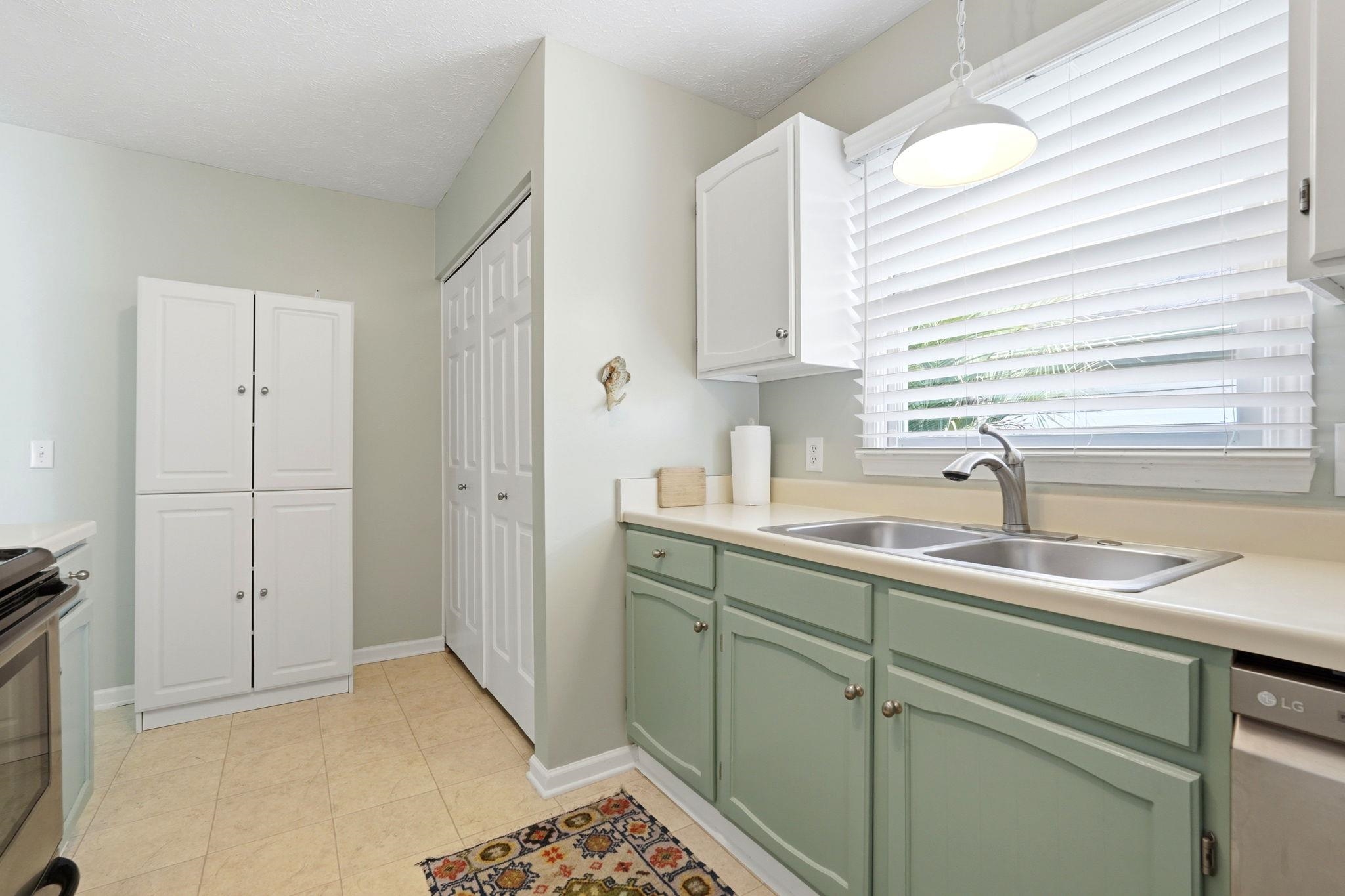 906 Tiffany Ln. Property Photo 3