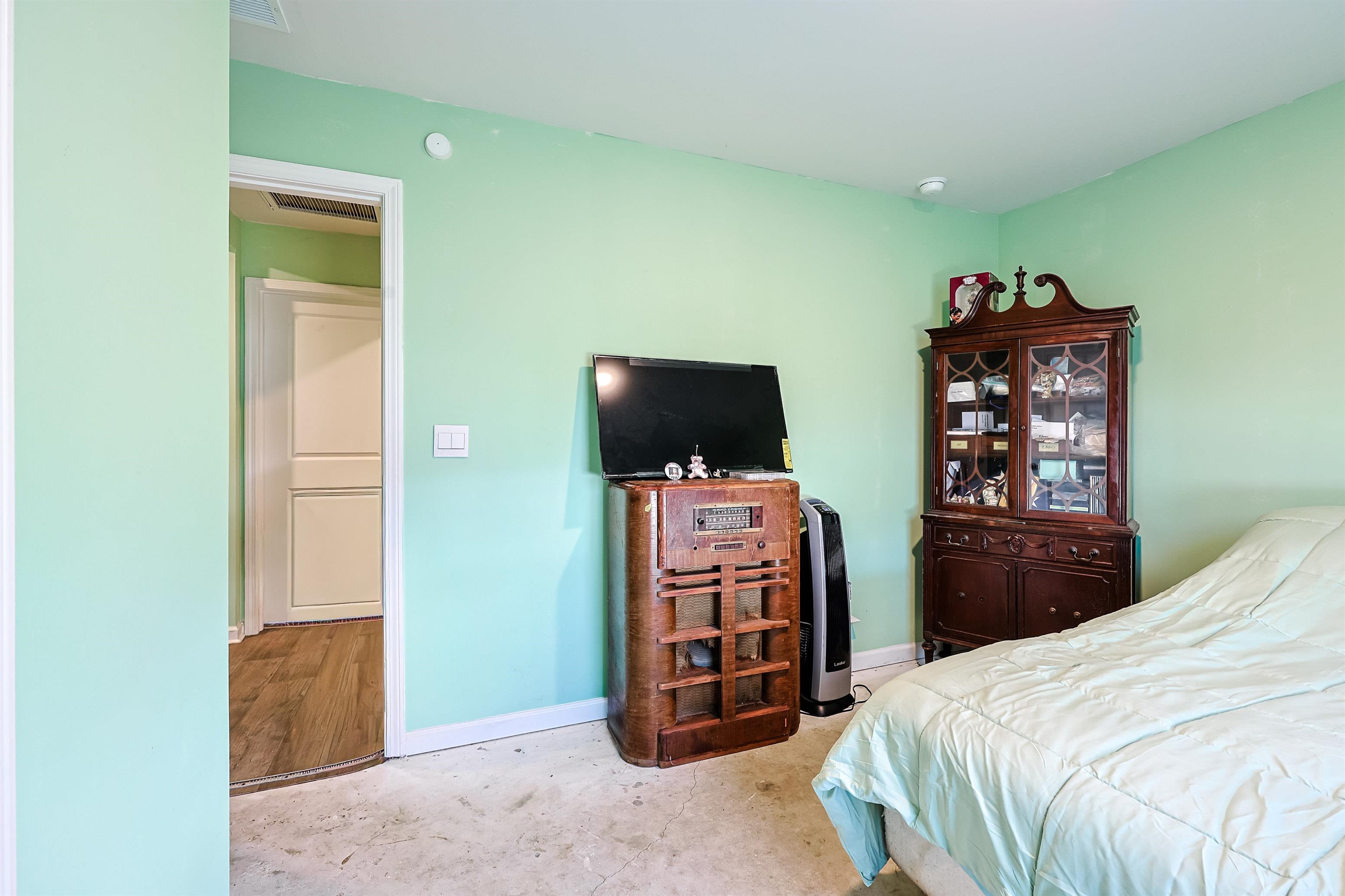 305 Woodcross Court Property Photo 17