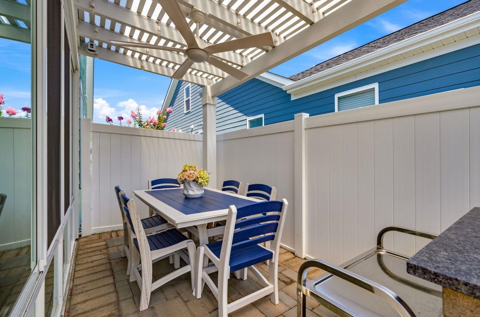2081 Singing Palm Loop Property Photo 38