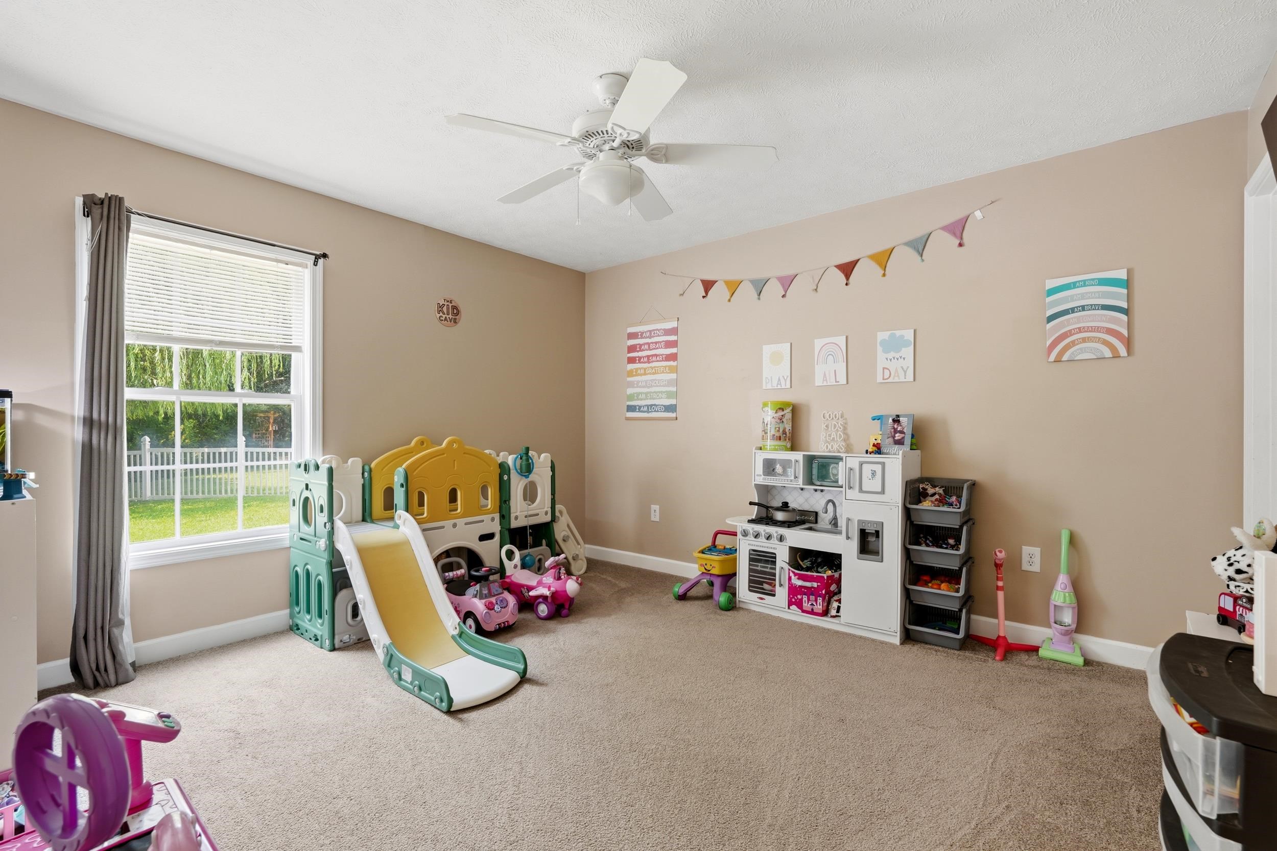 211 Oak Landing Dr. Property Photo 9