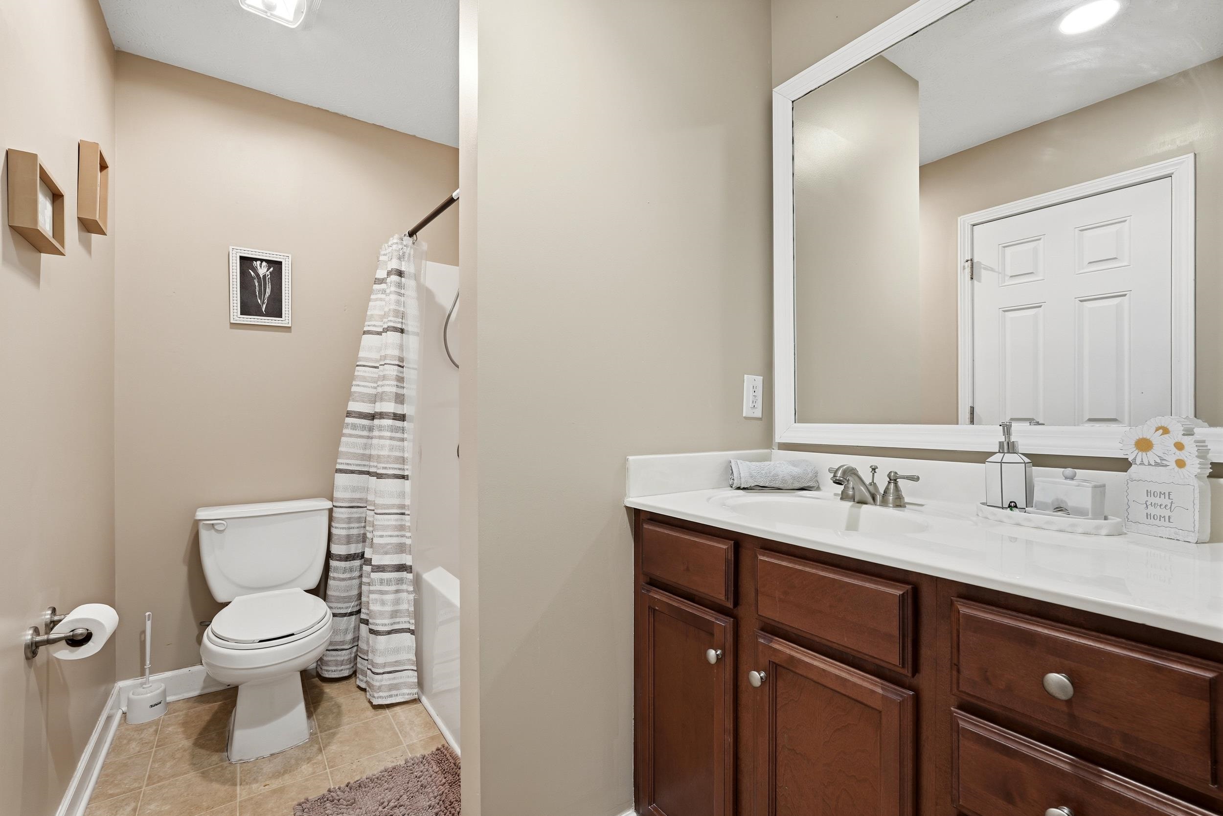 211 Oak Landing Dr. Property Photo 10