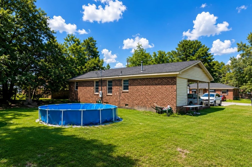 215 Huggins St Property Photo 4