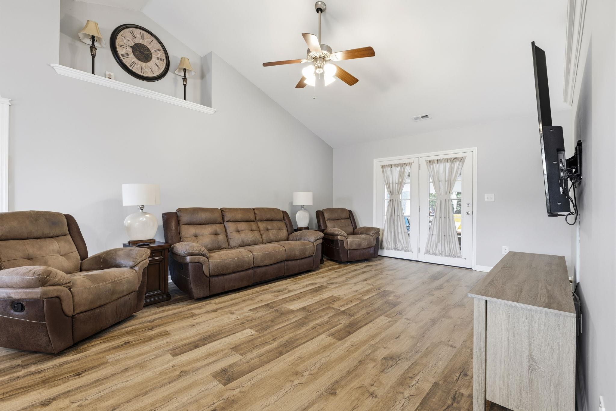 2760 Woodcreek Ln. Property Photo 10