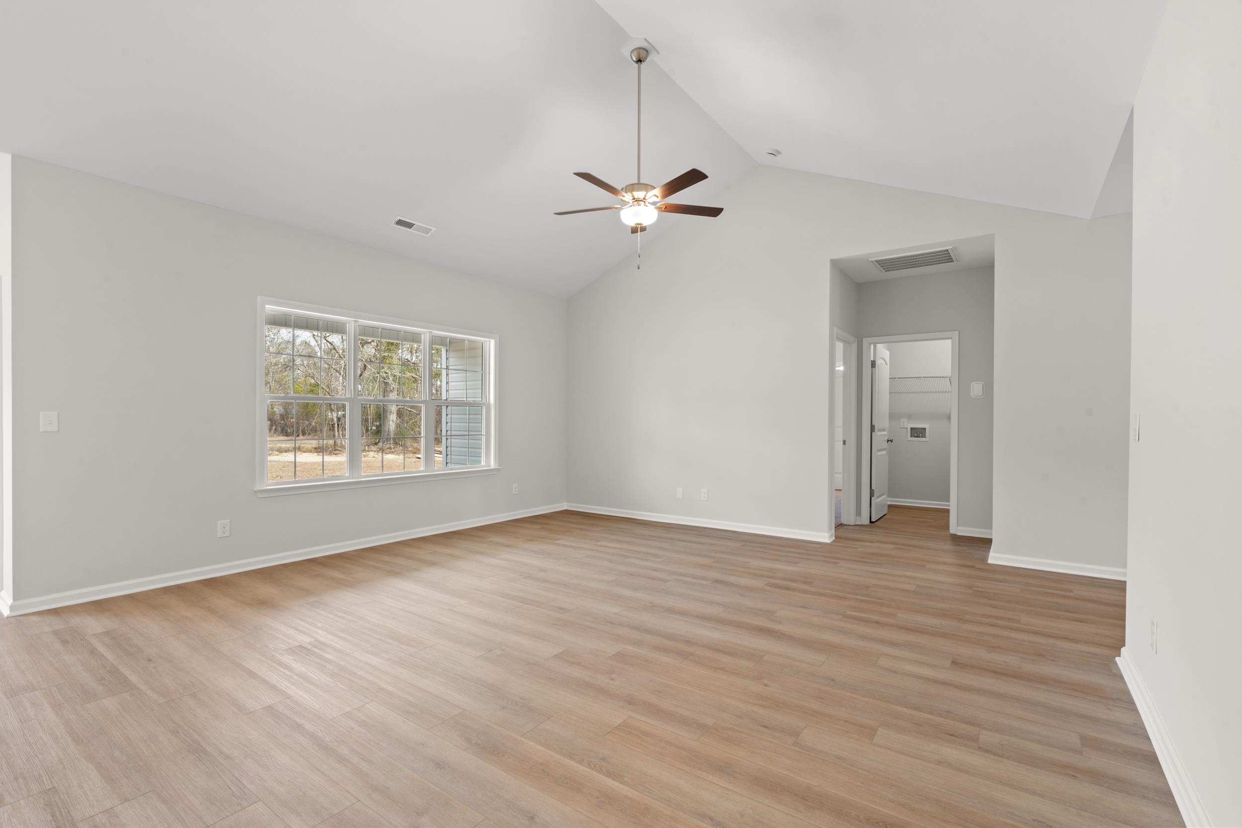 1401 Loop Circle Property Photo 4