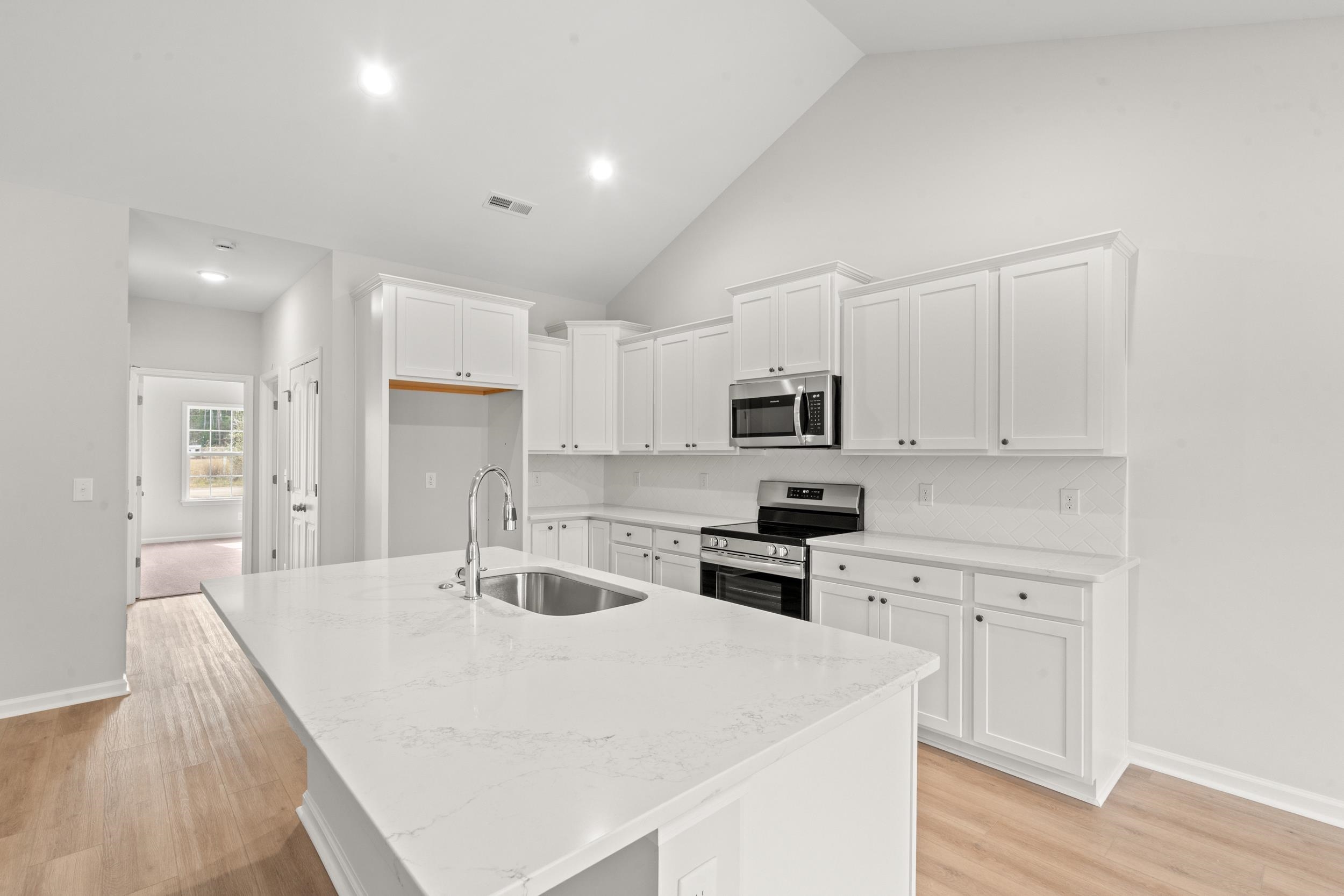 1401 Loop Circle Property Photo 5