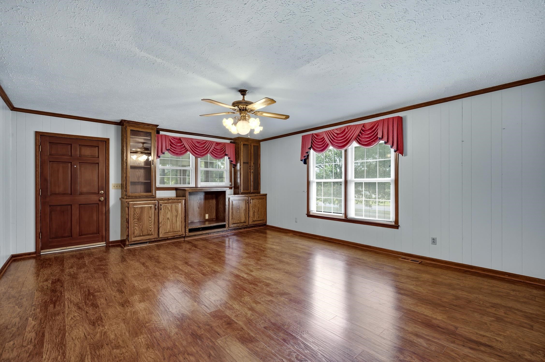 1007 Academy Dr. Property Photo 7