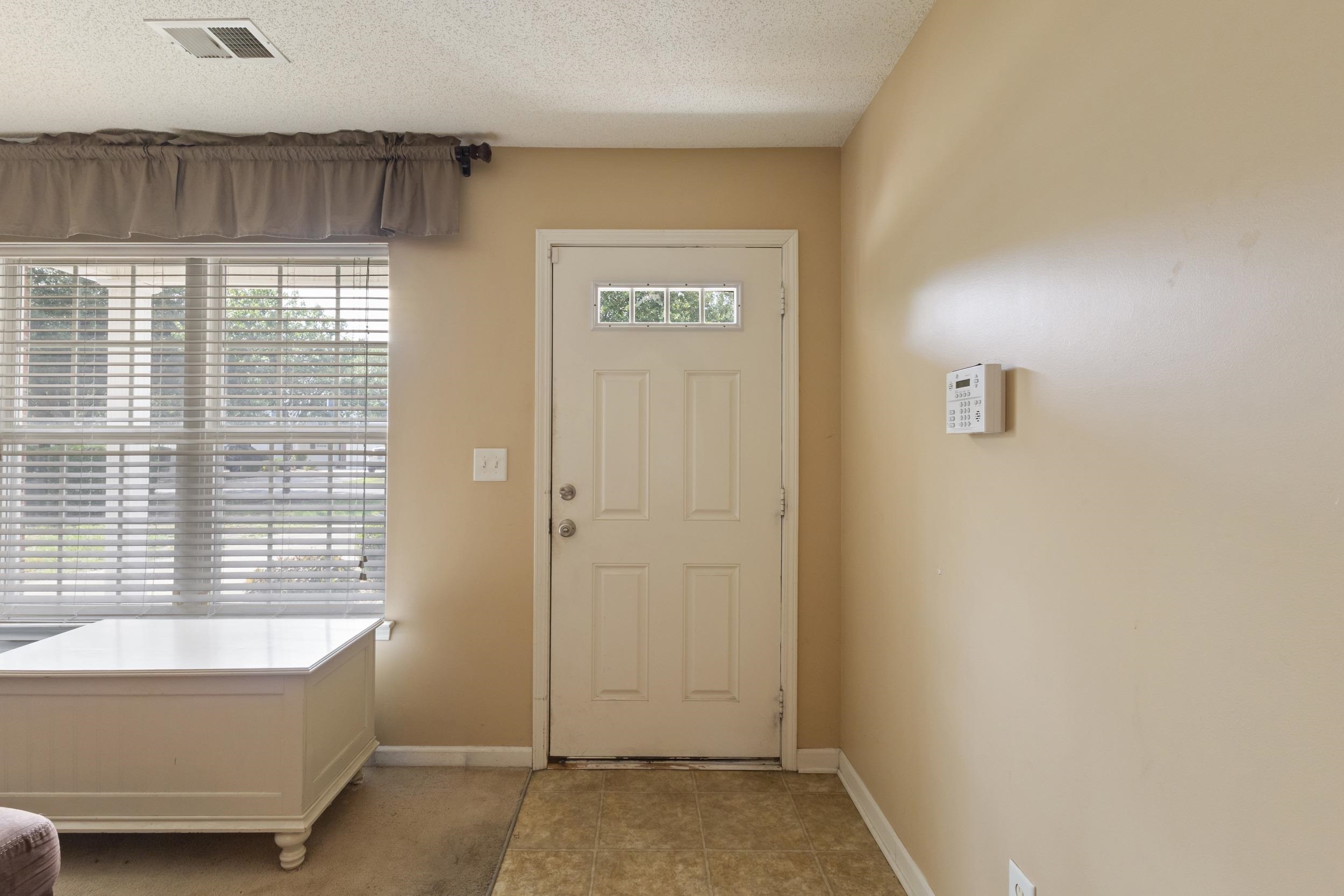 552 Uniola Dr. Property Photo 6