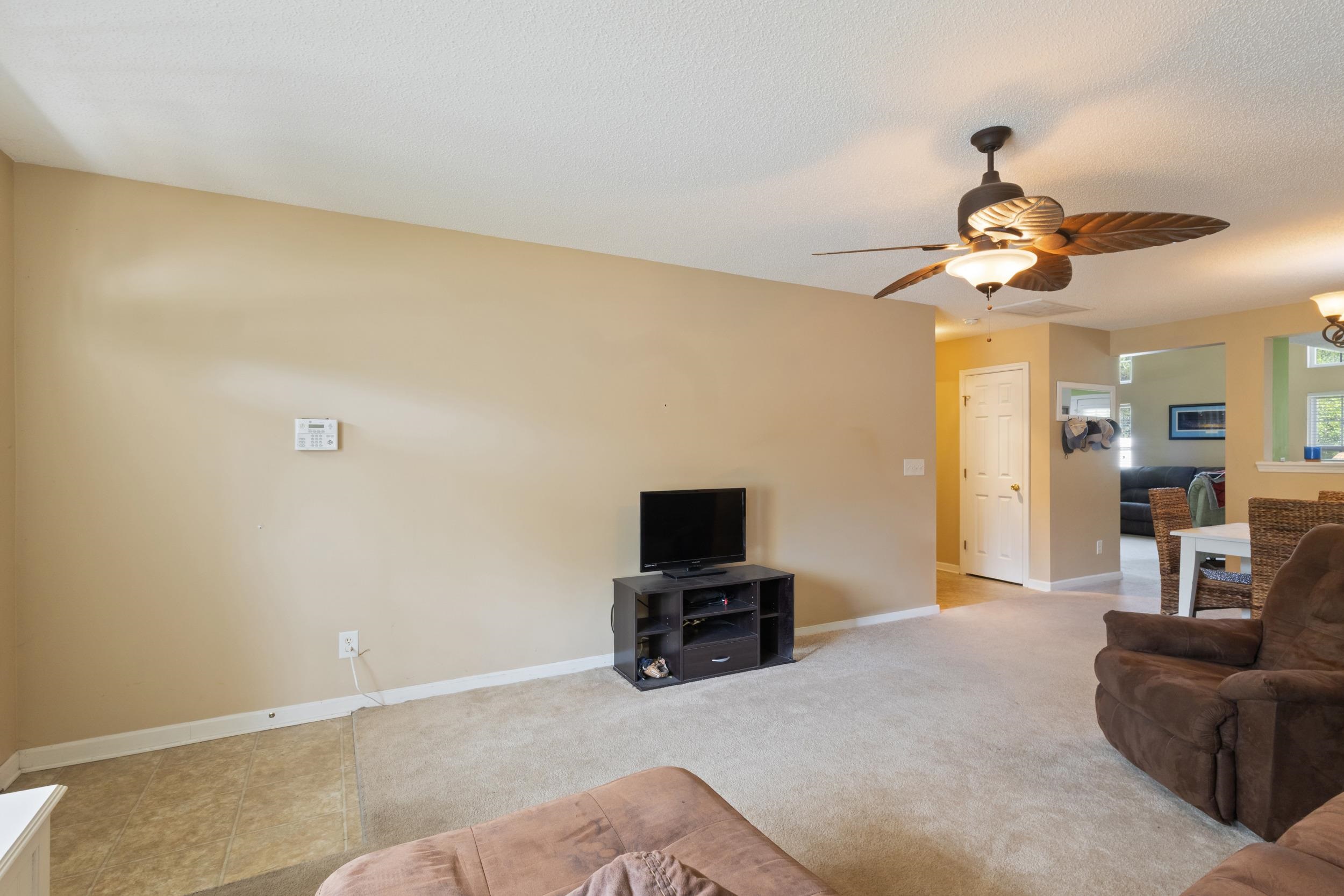 552 Uniola Dr. Property Photo 7