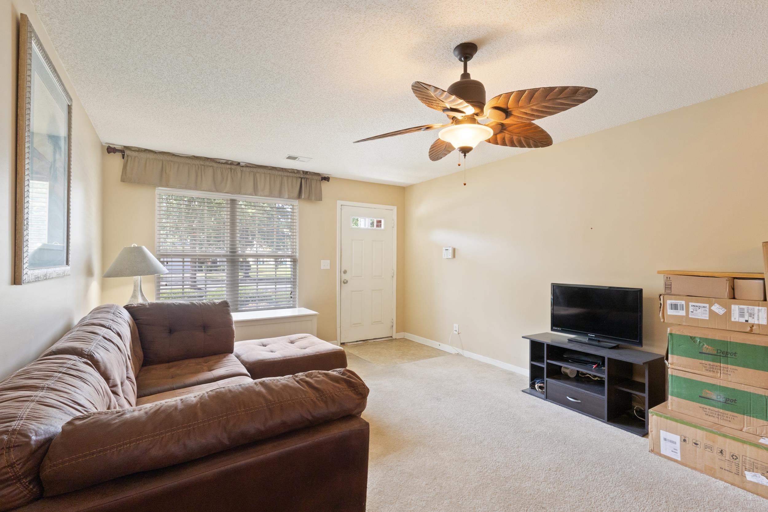 552 Uniola Dr. Property Photo 8