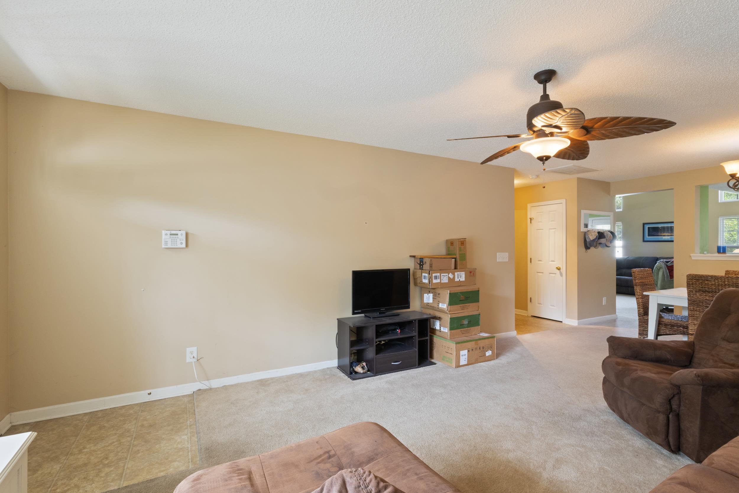 552 Uniola Dr. Property Photo 9