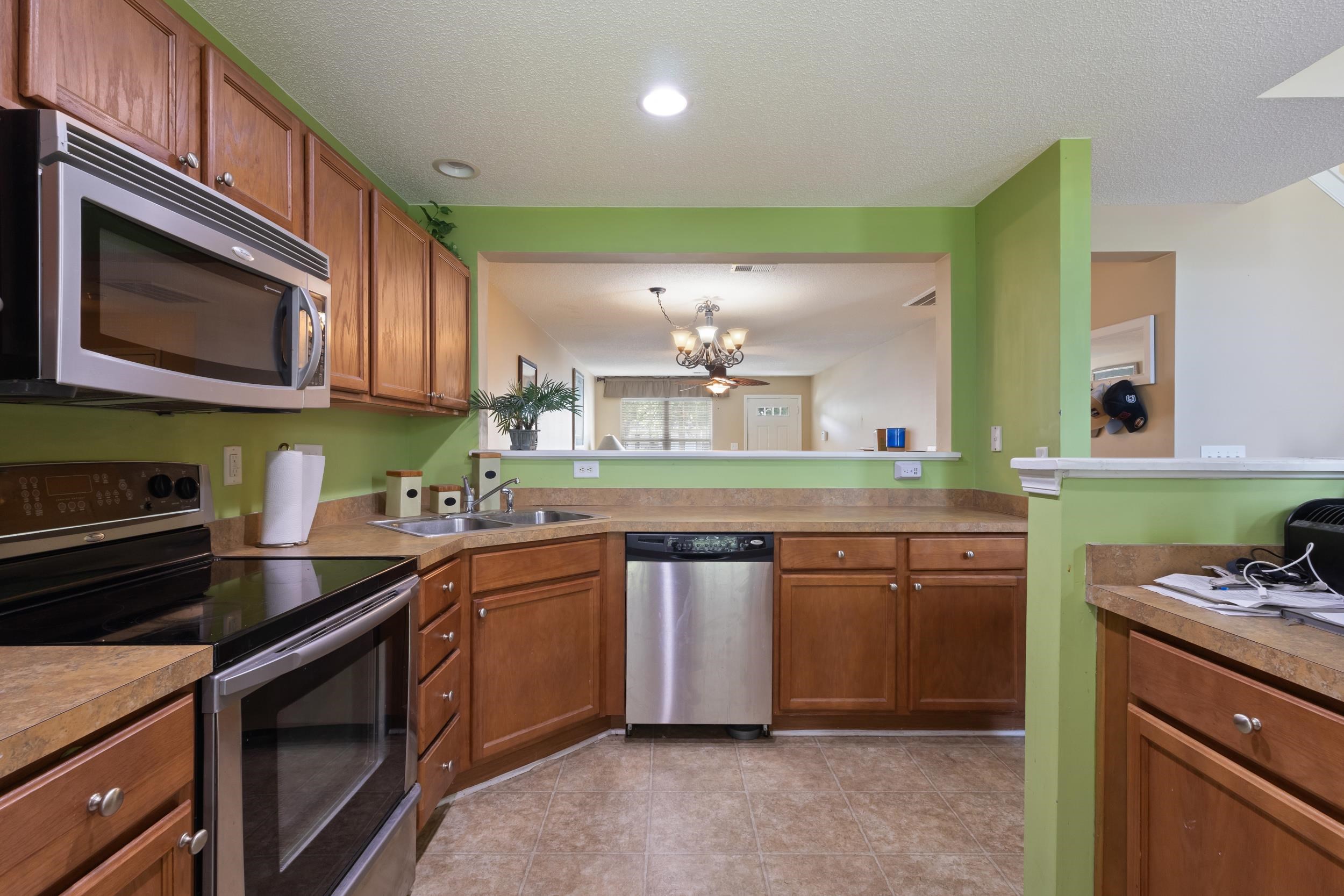 552 Uniola Dr. Property Photo 17