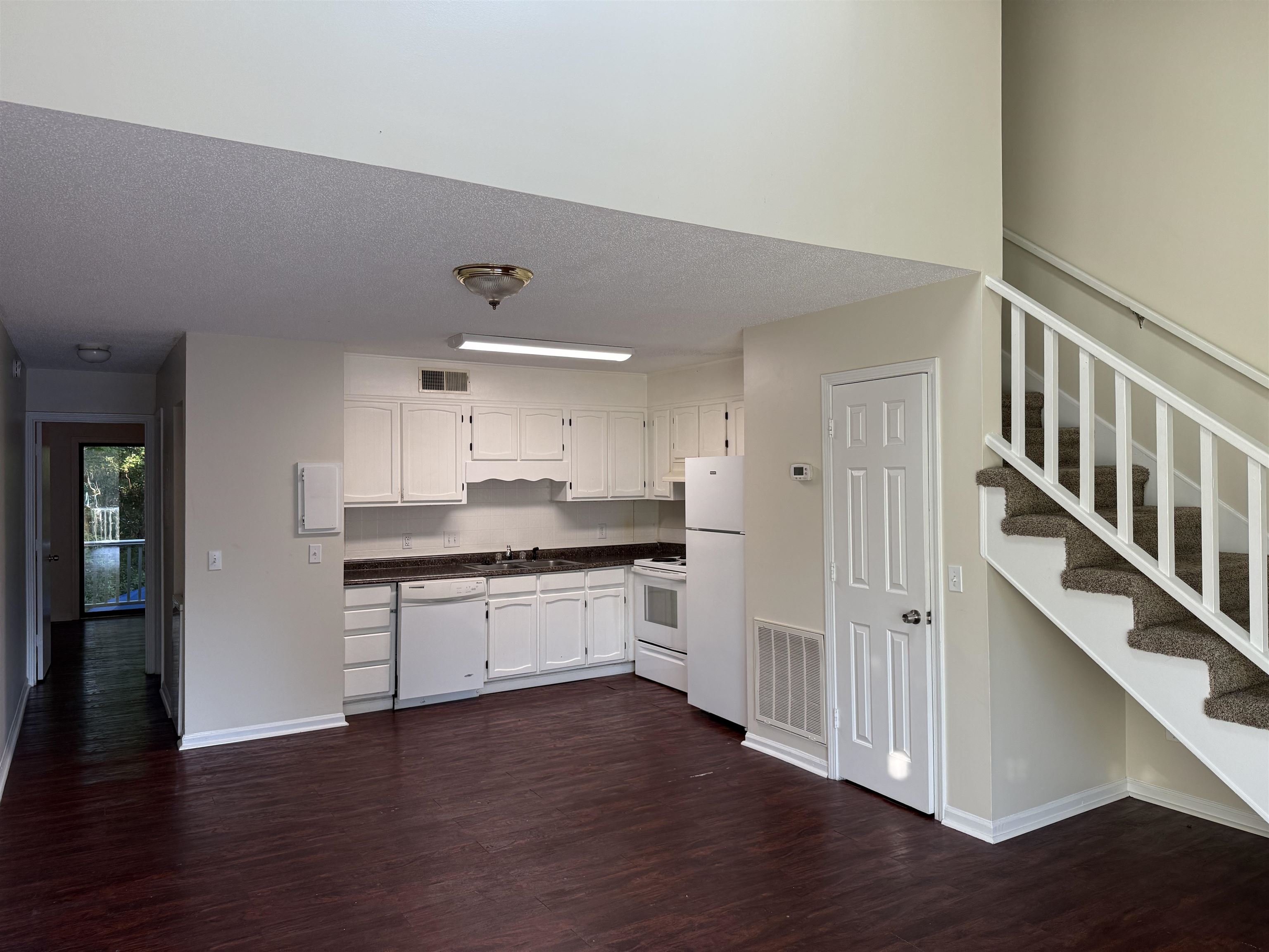 411 Cambridge Circle Property Photo 2