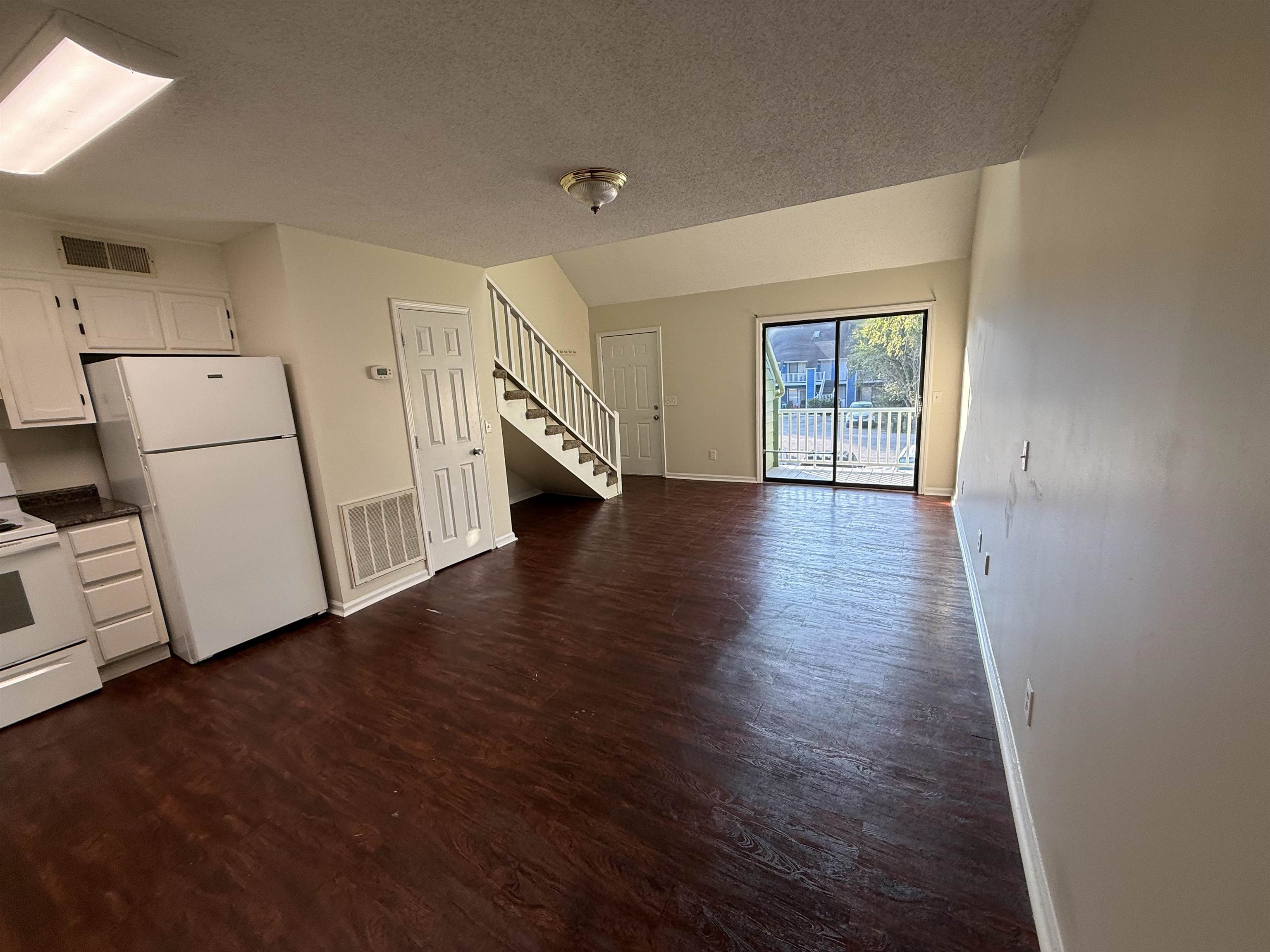 411 Cambridge Circle Property Photo 3