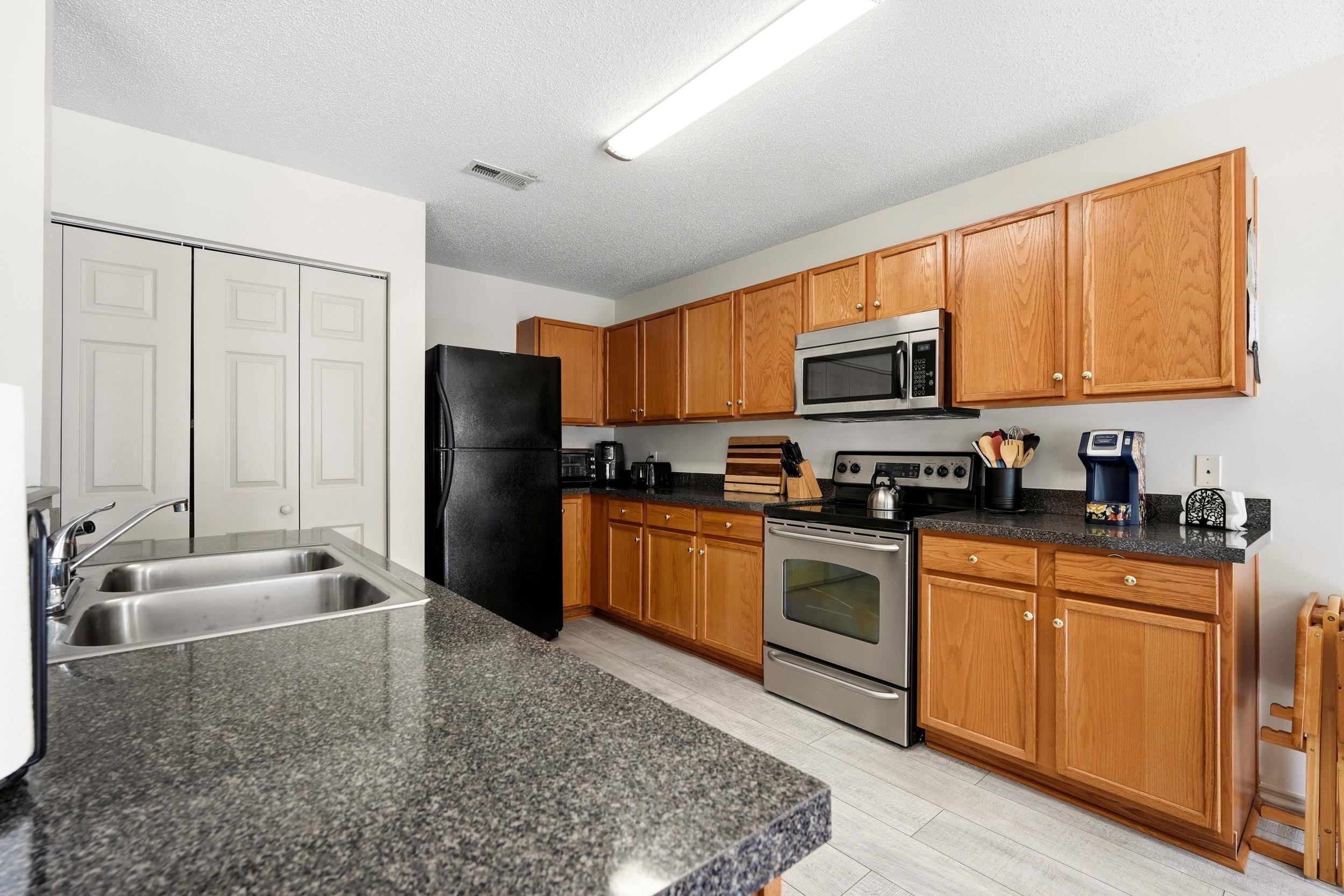 3081 Regency Oak Dr. Property Photo 4