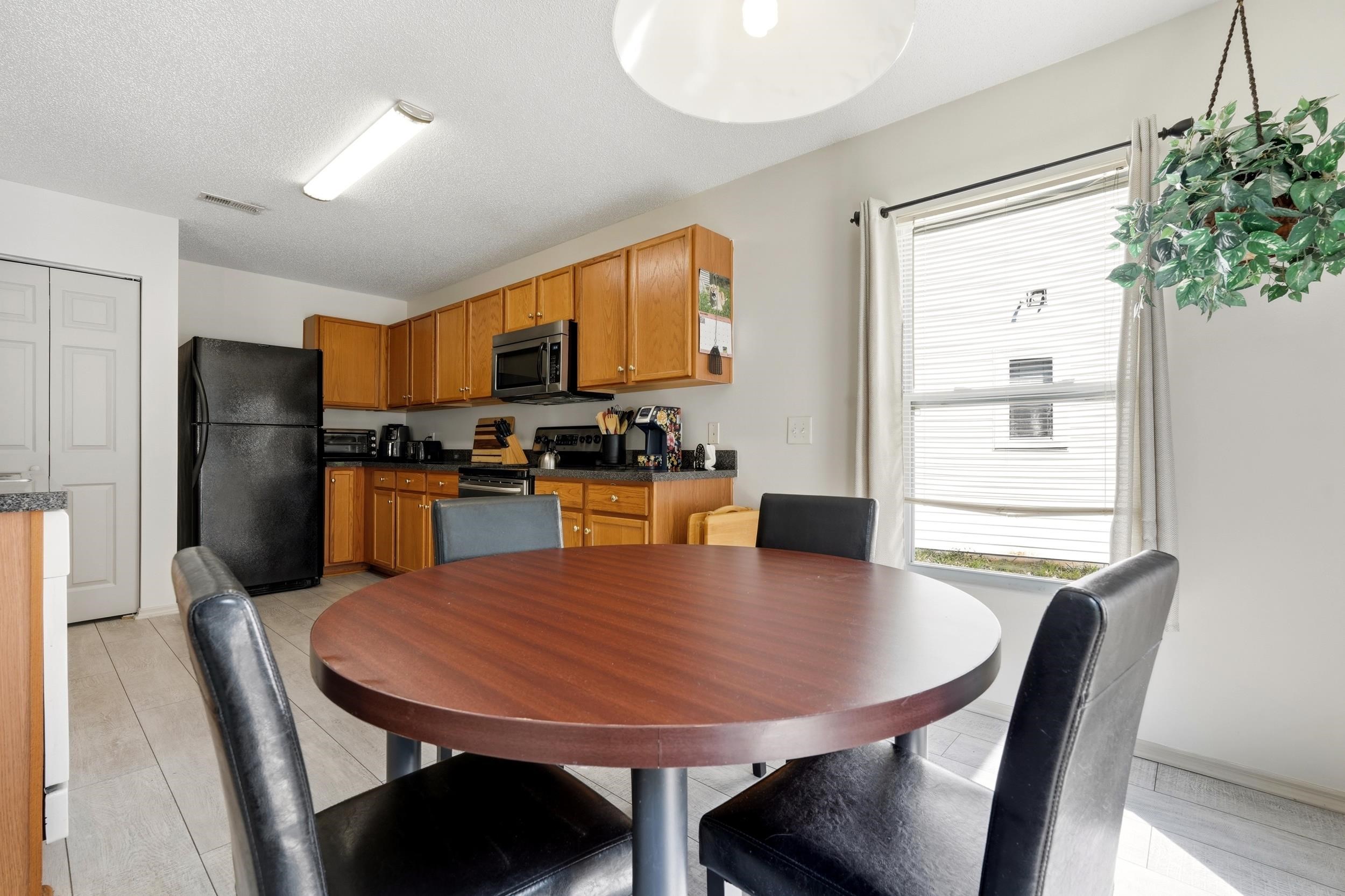 3081 Regency Oak Dr. Property Photo 6