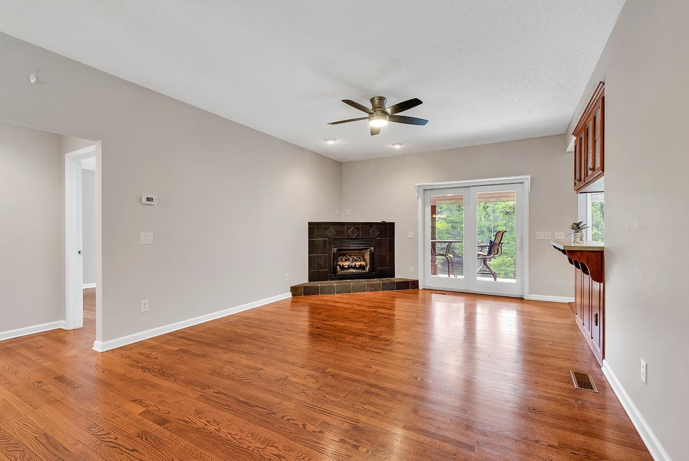 1870 Gray Oaks Dr. Property Photo 5