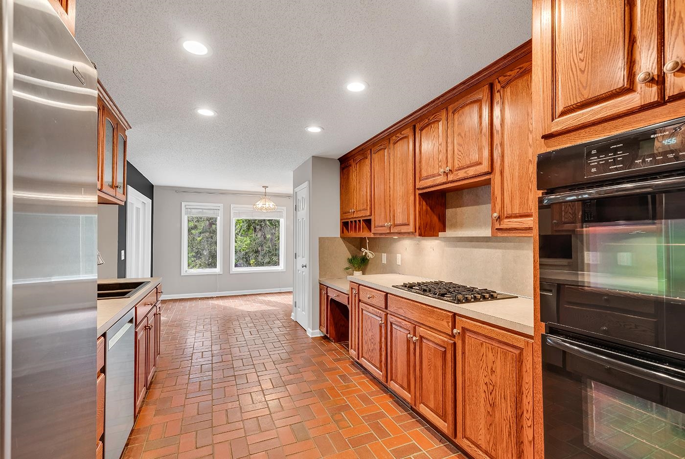 1870 Gray Oaks Dr. Property Photo 13