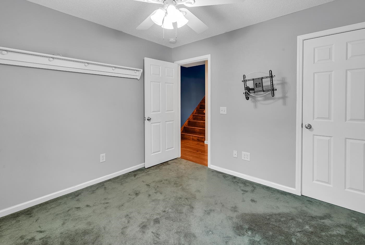 1870 Gray Oaks Dr. Property Photo 27