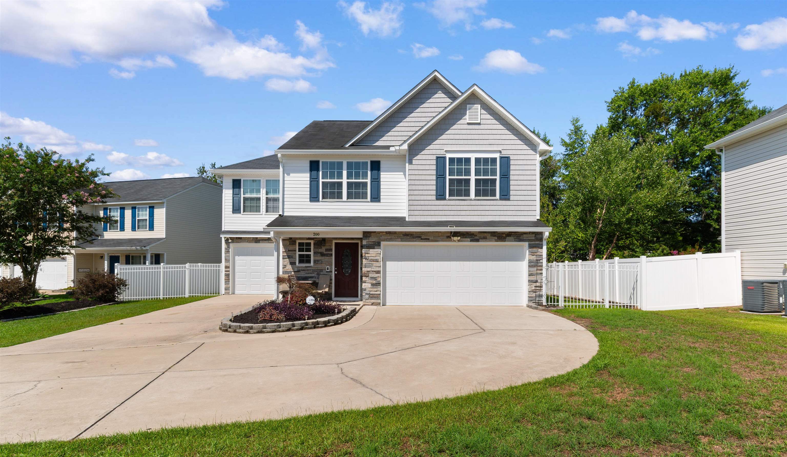 200 Davis Ct. Property Photo 1