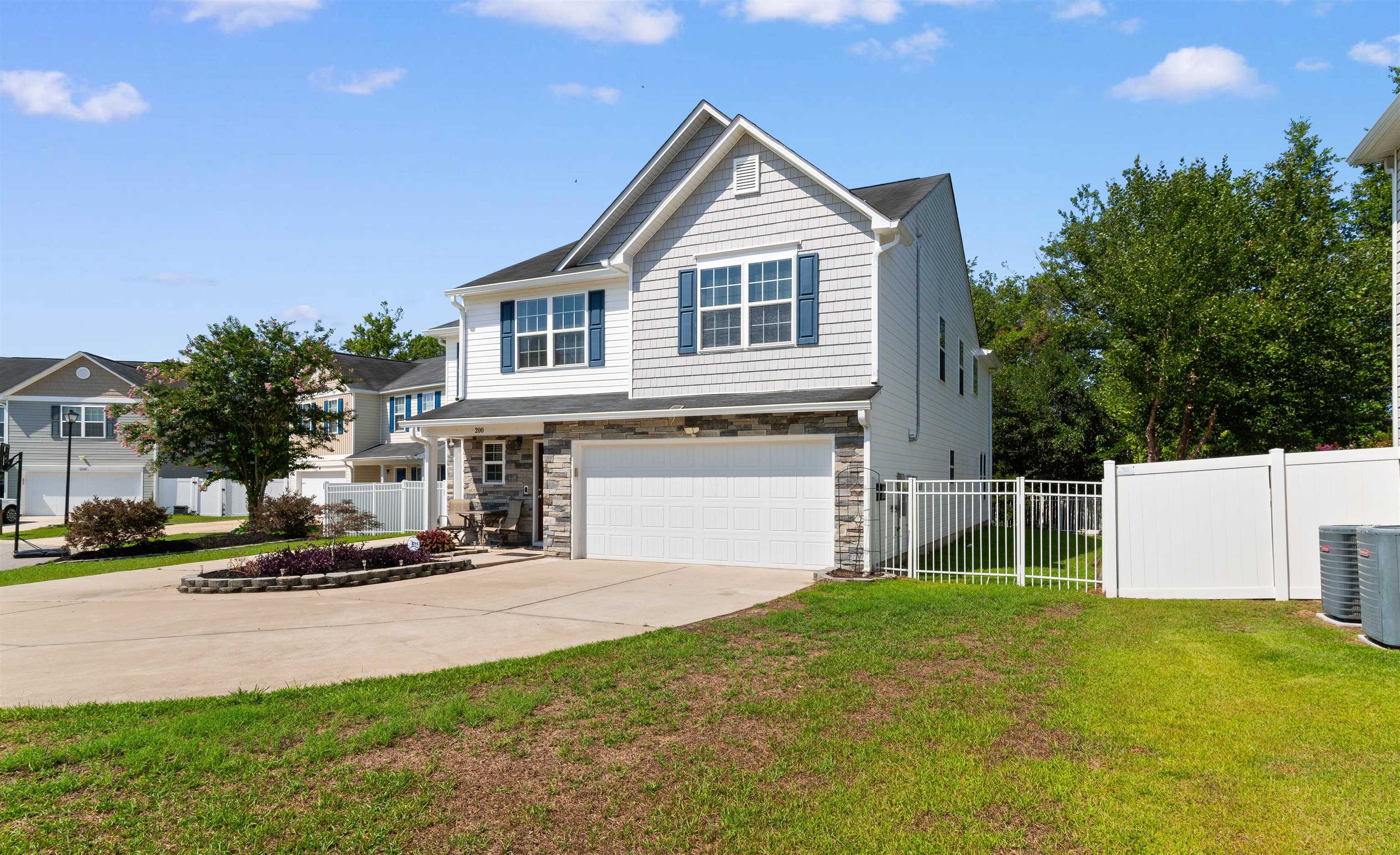 200 Davis Ct. Property Photo 6